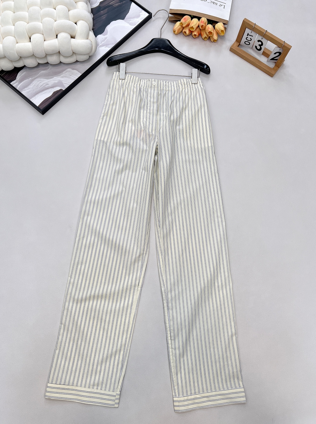 NO:611410,Miumiu2025 new cotton striped trousers, customized YB imported cotton poplin material, high-grade glossy texture, slim and stylish, straight trousers version, three-dimensional tailoring to modify the leg shape, vertical stripes to visually elongate the proportion, slender hidden flesh, with embroidered letter logo details, highlighting the brand design sense, the color is refreshing and clean, the outfit is full of style, paired with a series of shirts, playing with the old cadres of the Miumi series. Customized surface accessories, three standards are complete, large shipments, size sml  Code M,,miumiu,alexander wang19860909Miumiu2025新款全棉条纹长裤,定制YB进口棉府绸材质,质感光泽高级,垂顺有型,直筒长裤版型,立体裁剪修饰腿型,条纹竖列视觉拉长比例,修长藏肉,配合刺绣字母徽标细节装点,彰显品牌设计感,配色清爽干净,穿搭洋气十足,搭配系列衬衣,玩转缪系老干部.定制面辅料 三标齐全,大货出 尺码sml 编码M,,miumiu,alexander wang,Women's clothing