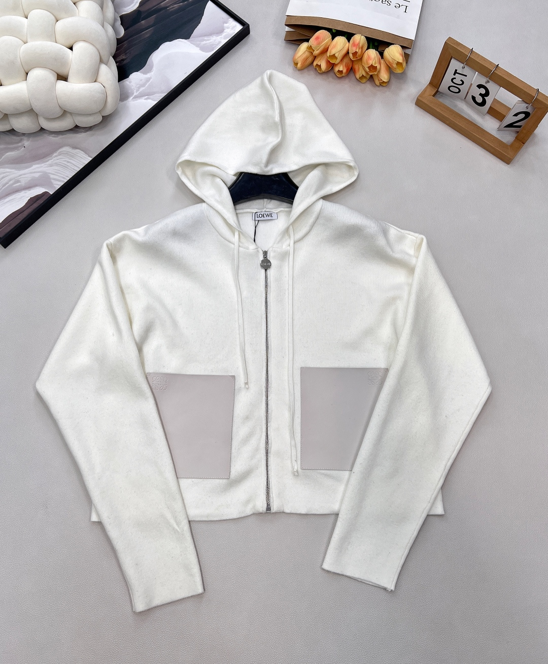 NO:611428,Loewe2025 new hooded zipper knitted jacket, custom YB wool yarn material, comfortable and breathable, draped and stylish, hooded knitted zipper jacket cut, fashionable and casual, symmetrical cowhide pockets, embellished with totem logos, instantly enhance the style of the outfit, more fashionable, loose silhouette with hooded drawstring, rich design layers, stronger sense of relaxation, full of simple style, western style and advanced. Customized surface accessories are complete in three standards, two colors are outstanding  size sml code,,loewe,jackets & coats,cowhide,hats,alexander wang19860909Loewe2025新款连帽拉链针织外套,定制YB羊毛纱线材质,舒适透气,垂顺有型,连帽针织拉链外套裁剪,时髦休闲,对称牛皮口袋,以图腾徽标印刻点缀,穿搭格调瞬间提升,更显时髦,宽松廓形搭配连帽抽绳,丰富设计层次,松弛感更强,穿搭满满简约风格,洋气又高级.定制面辅料 三标齐全,两色出 尺码sml 编码,,loewe,jackets & coats,cowhide,hats,alexander wang,Women's clothing