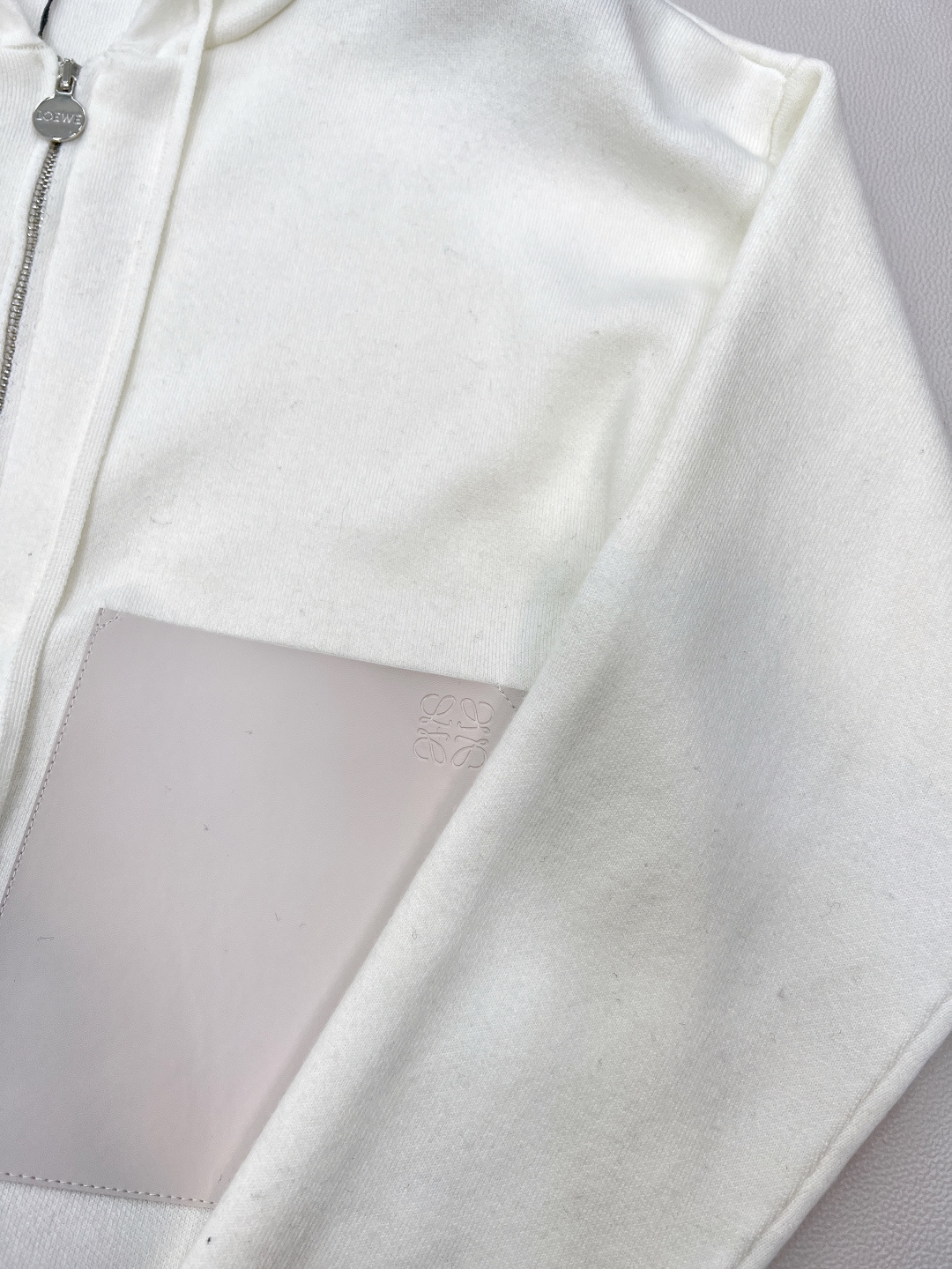 🆕Loewe2025新款连帽拉链针织外套，定制YB羊毛纱线材质，舒适透气，垂顺有型，连帽针织拉链外套裁剪