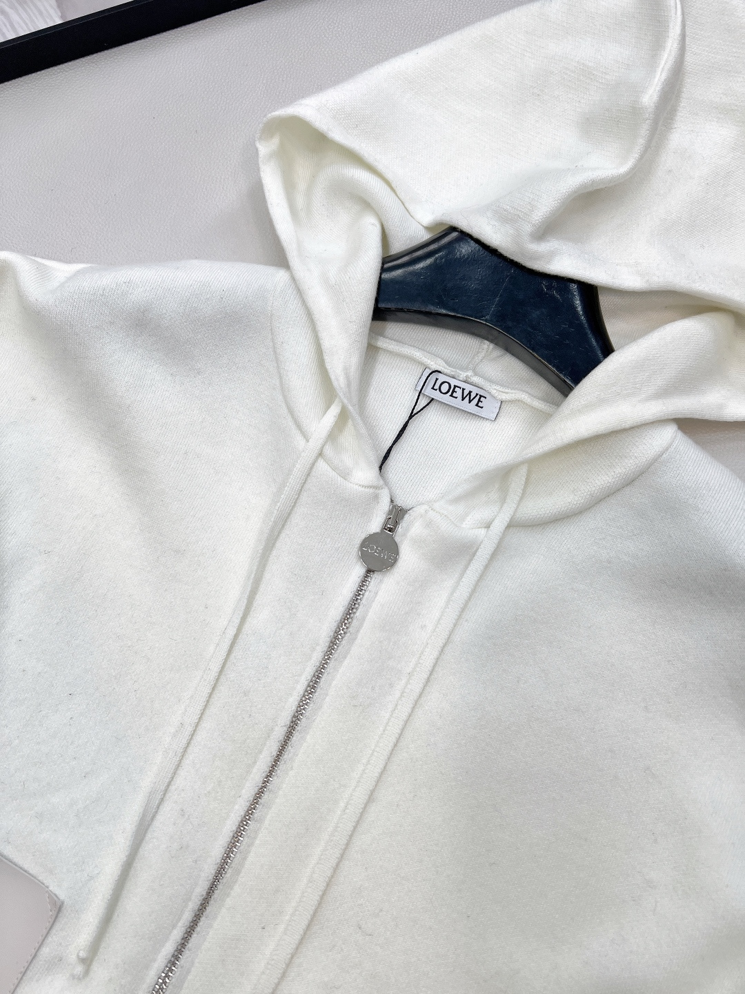 🆕Loewe2025新款连帽拉链针织外套，定制YB羊毛纱线材质，舒适透气，垂顺有型，连帽针织拉链外套裁剪