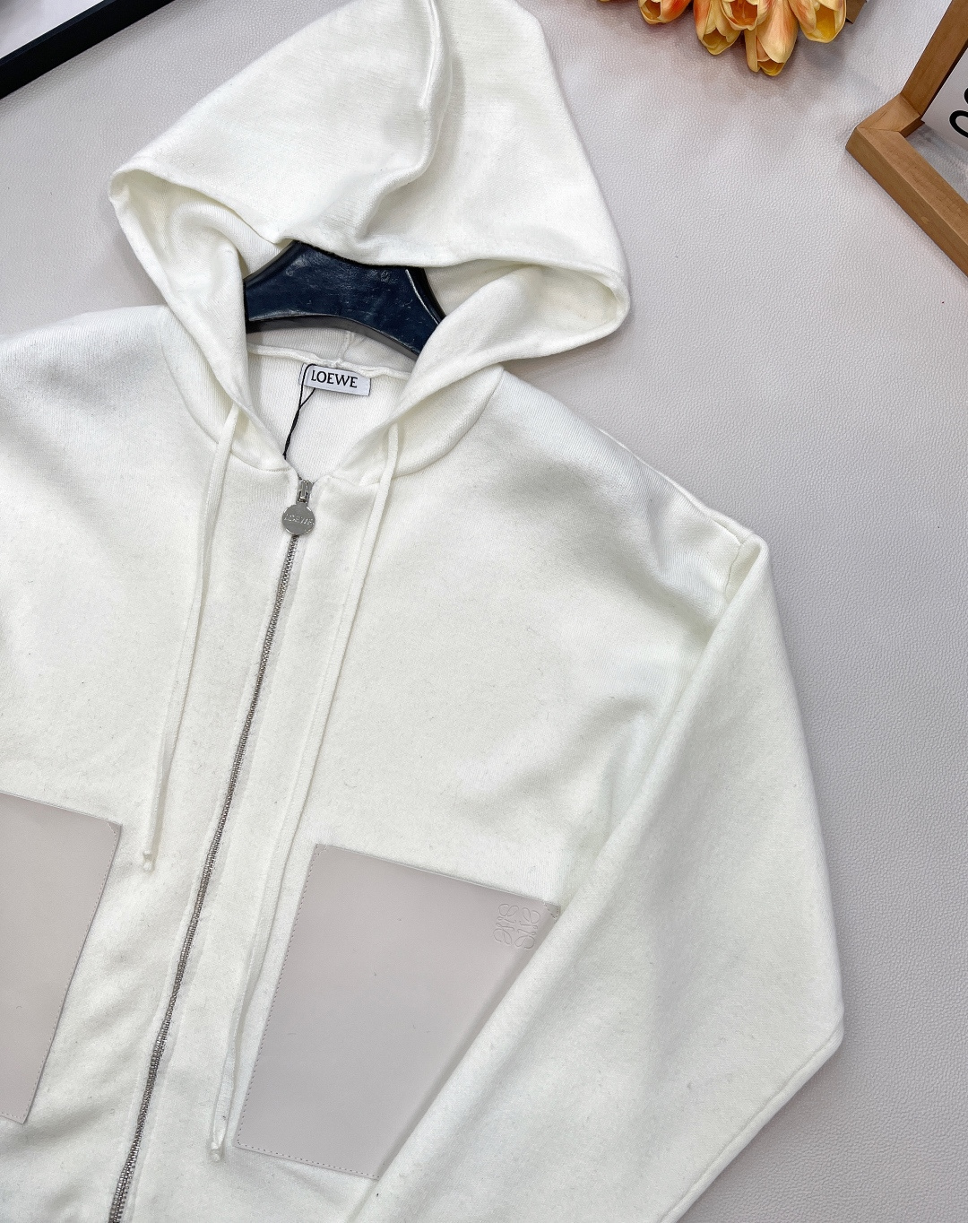 🆕Loewe2025新款连帽拉链针织外套，定制YB羊毛纱线材质，舒适透气，垂顺有型，连帽针织拉链外套裁剪