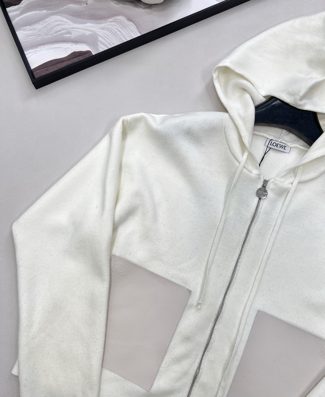 🆕Loewe2025新款连帽拉链针织外套，定制YB羊毛纱线材质，舒适透气，垂顺有型，连帽针织拉链外套裁剪