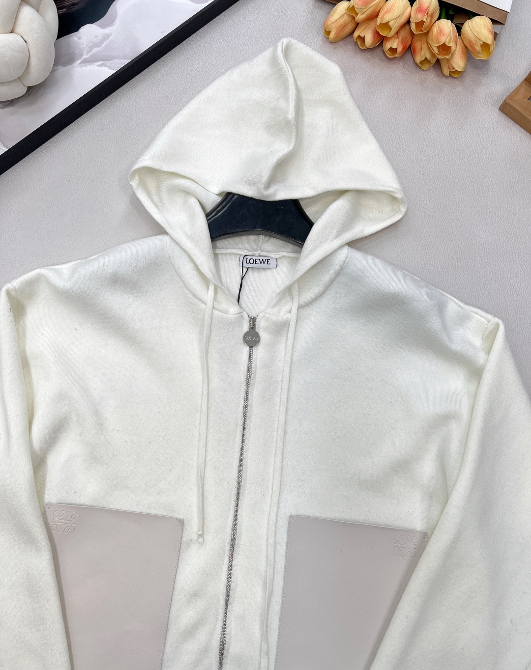 🆕Loewe2025新款连帽拉链针织外套，定制YB羊毛纱线材质，舒适透气，垂顺有型，连帽针织拉链外套裁剪