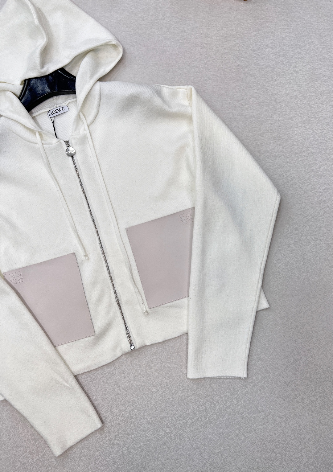 🆕Loewe2025新款连帽拉链针织外套，定制YB羊毛纱线材质，舒适透气，垂顺有型，连帽针织拉链外套裁剪