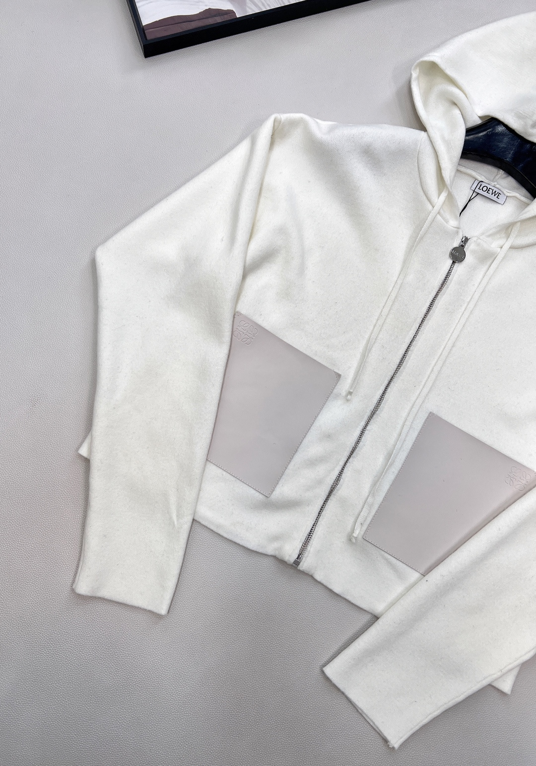 🆕Loewe2025新款连帽拉链针织外套，定制YB羊毛纱线材质，舒适透气，垂顺有型，连帽针织拉链外套裁剪