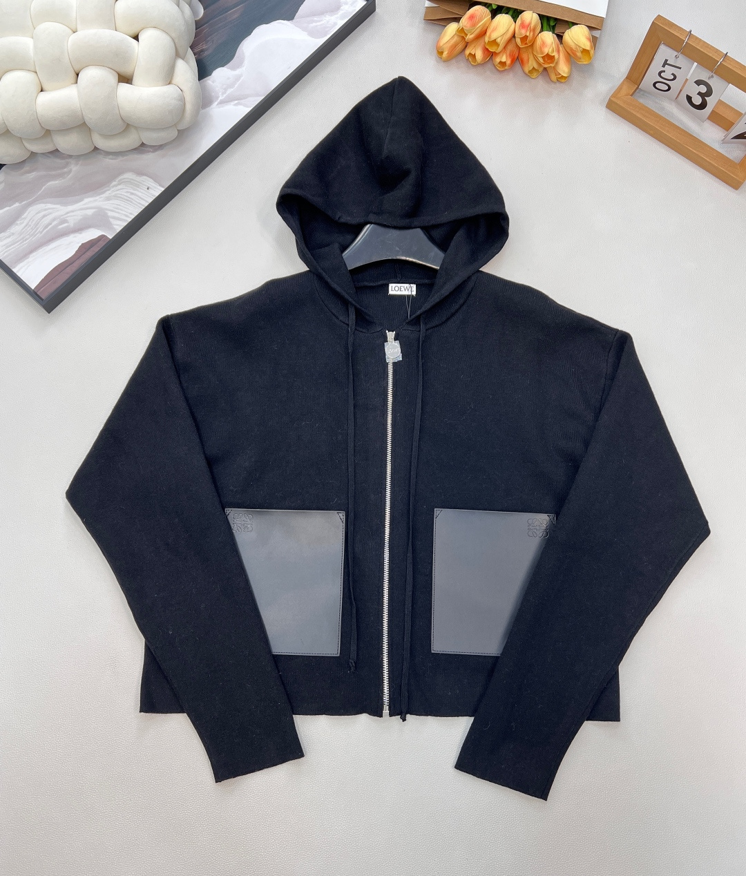 NO:611420,Loewe2025 new hooded zipper knitted jacket, custom YB wool yarn material, comfortable and breathable, draped and stylish, hooded knitted zipper jacket cut, fashionable and casual, symmetrical cowhide pockets, embellished with totem logos, instantly enhance the style of the outfit, more fashionable, loose silhouette with hooded drawstring, rich design layers, stronger sense of relaxation, full of simple style, western style and advanced. Customized surface accessories are complete in three standards, two colors are outstanding  size sml code,,loewe,jackets & coats,cowhide,hats,alexander wang19860909Loewe2025新款连帽拉链针织外套,定制YB羊毛纱线材质,舒适透气,垂顺有型,连帽针织拉链外套裁剪,时髦休闲,对称牛皮口袋,以图腾徽标印刻点缀,穿搭格调瞬间提升,更显时髦,宽松廓形搭配连帽抽绳,丰富设计层次,松弛感更强,穿搭满满简约风格,洋气又高级.定制面辅料 三标齐全,两色出 尺码sml 编码,,loewe,jackets & coats,cowhide,hats,alexander wang,Women's clothing