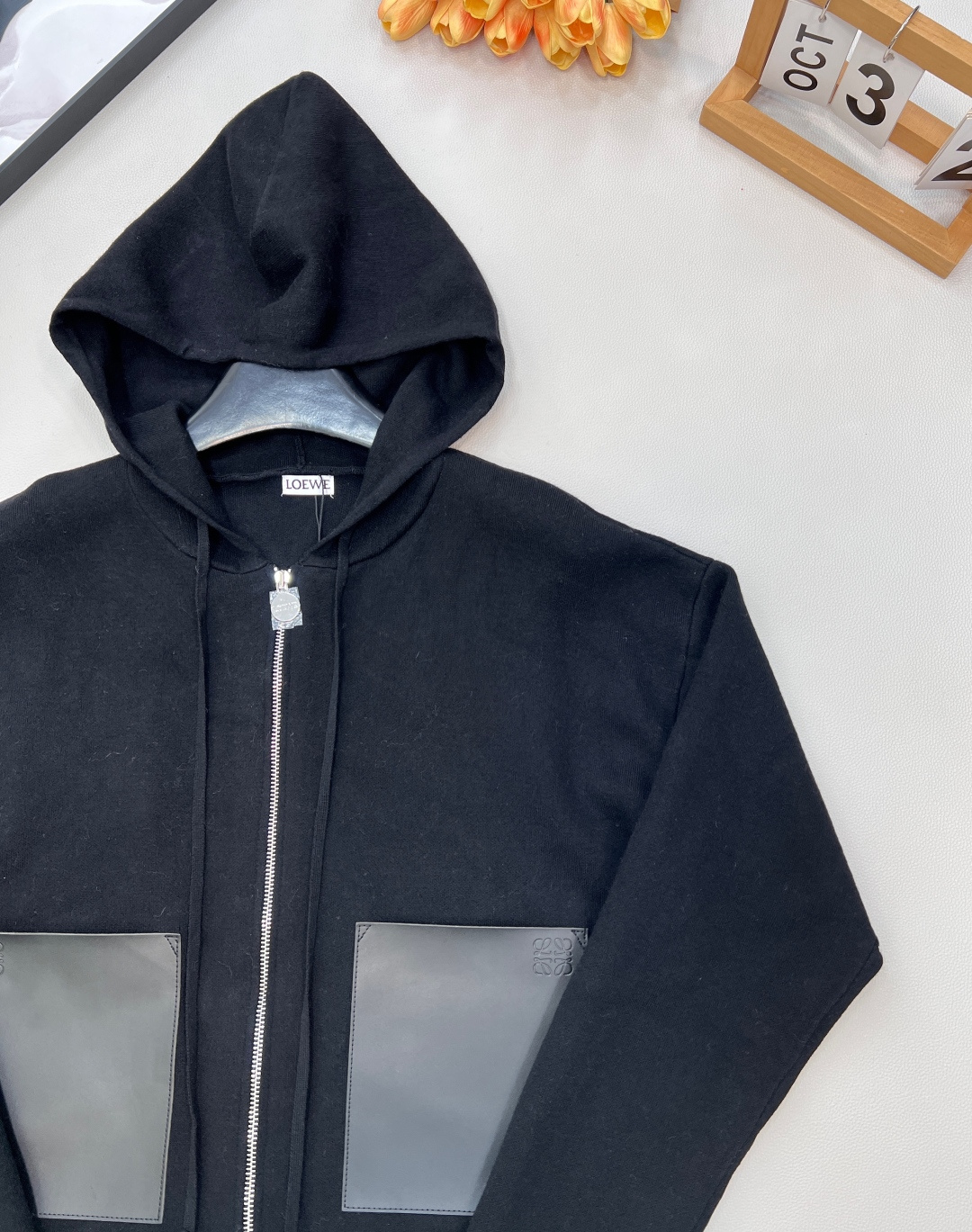 🆕Loewe2025新款连帽拉链针织外套，定制YB羊毛纱线材质，舒适透气，垂顺有型，连帽针织拉链外套裁剪