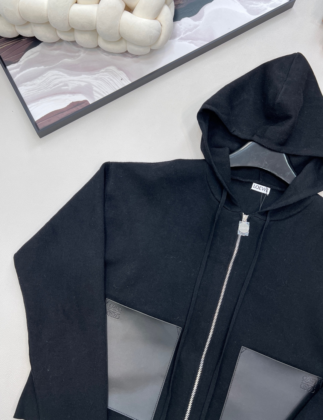 🆕Loewe2025新款连帽拉链针织外套，定制YB羊毛纱线材质，舒适透气，垂顺有型，连帽针织拉链外套裁剪