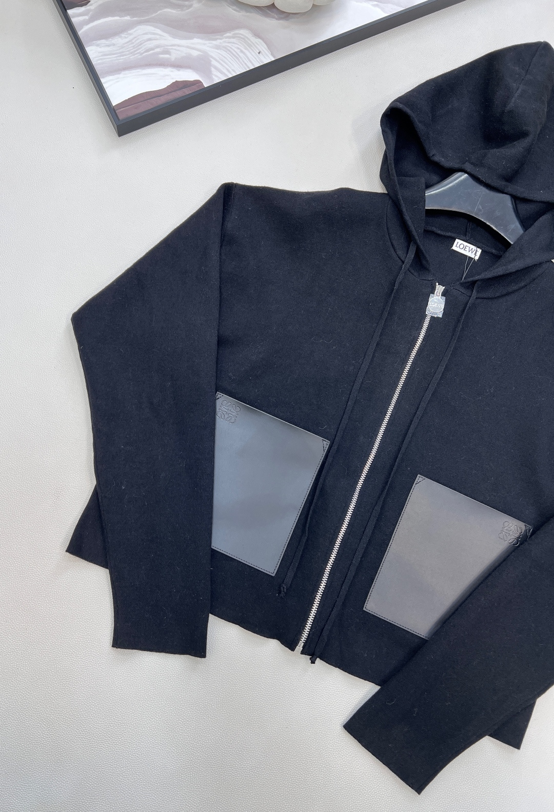 🆕Loewe2025新款连帽拉链针织外套，定制YB羊毛纱线材质，舒适透气，垂顺有型，连帽针织拉链外套裁剪