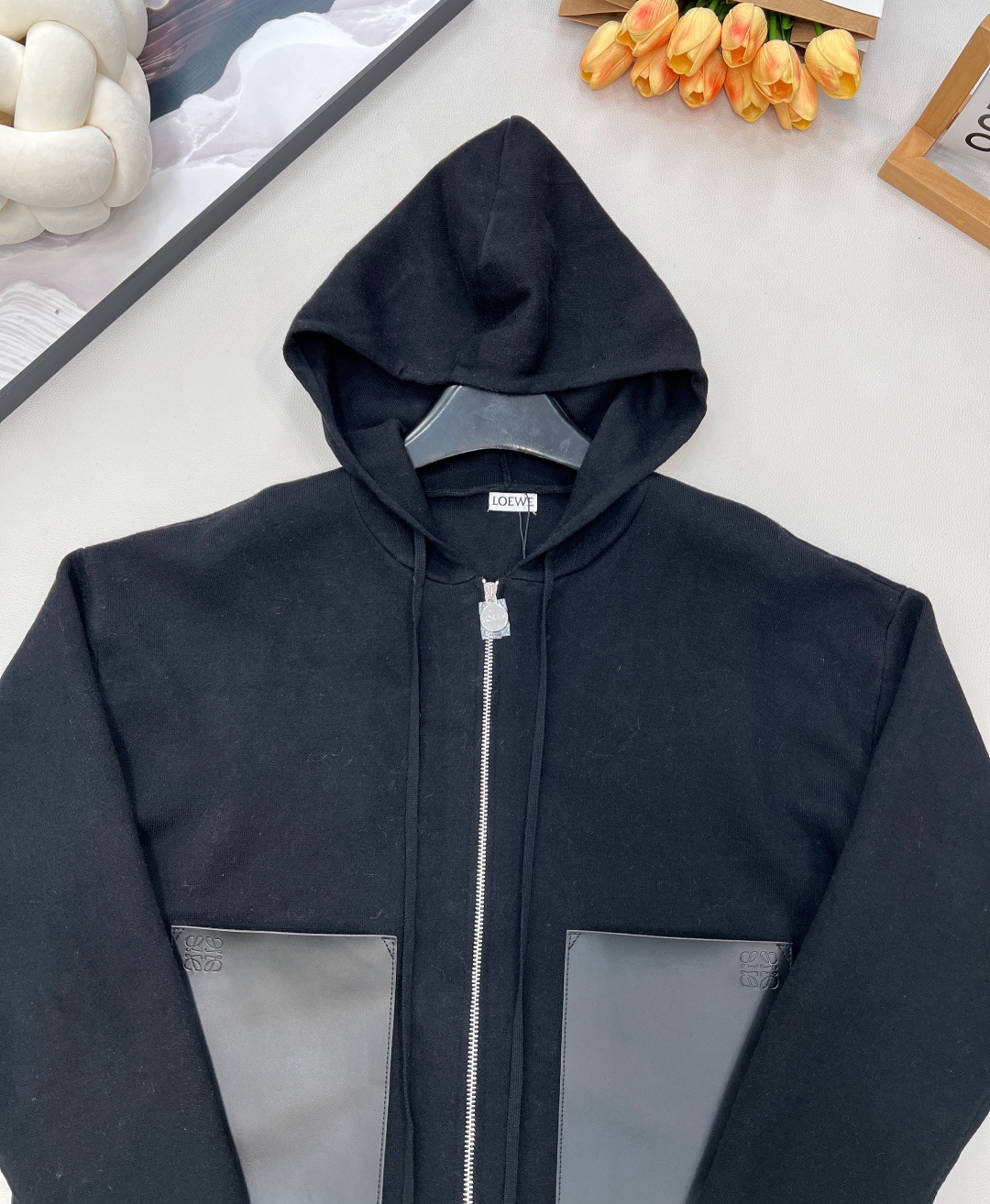 🆕Loewe2025新款连帽拉链针织外套，定制YB羊毛纱线材质，舒适透气，垂顺有型，连帽针织拉链外套裁剪