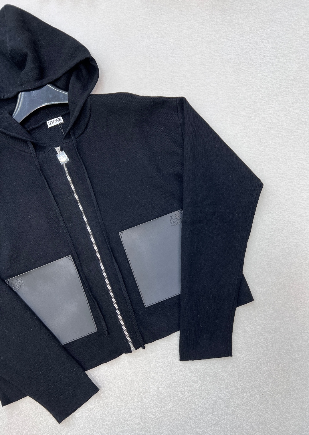🆕Loewe2025新款连帽拉链针织外套，定制YB羊毛纱线材质，舒适透气，垂顺有型，连帽针织拉链外套裁剪