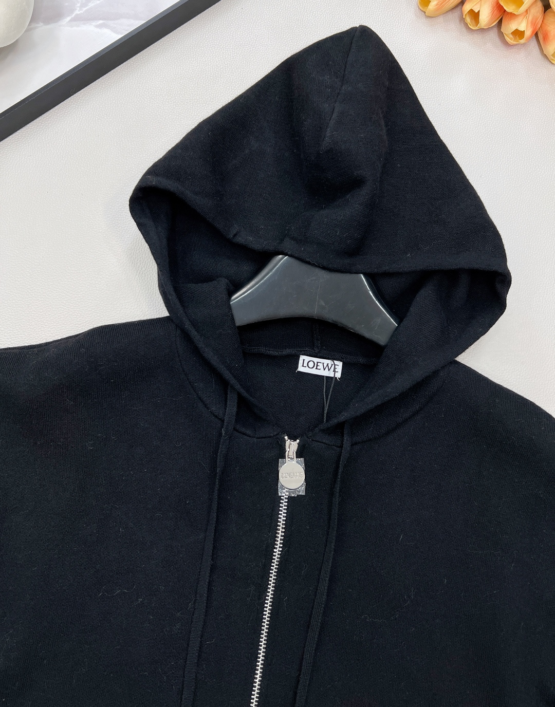 🆕Loewe2025新款连帽拉链针织外套，定制YB羊毛纱线材质，舒适透气，垂顺有型，连帽针织拉链外套裁剪