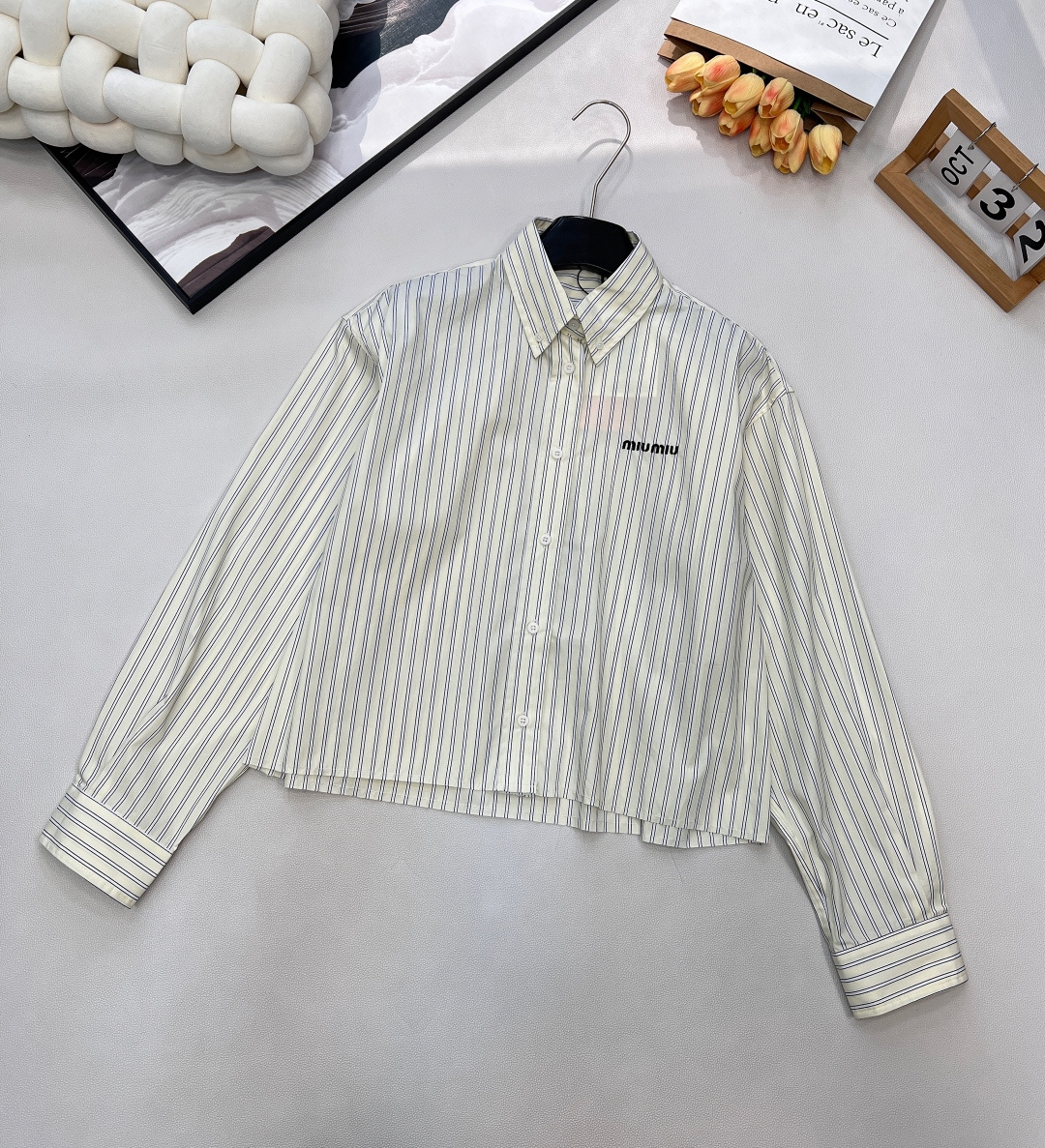 NO:611416,Miumiu25Fw new autumn and winter striped logo short long-sleeved shirt | Exclusively developed by yb!  High quality production!  The pure cotton fabric is crisp and breathable. The off-white base + pinstripes bring a refreshing academic feel. The logo on the chest is a low-key nobility mark; the short loose cut just exposes the waistline, and the high-waisted bottoms instantly change the proportion of '30-70', lazy and not procrastinating. The fault tolerance rate of basic models and the texture of luxury brands are not inconsistent with daily wear. Complete with three standards, large quantities are shipped. Size sml code M,, miumiu, shirts, alexander wang19860909Miumiu25Fw秋冬新款 条纹徽标短款长袖衬衫丨独家yb开发！高版出品！纯棉面料挺括又透气,米白底+细条纹自带清爽学院感,胸前徽标是低调的贵气标识；短款宽松剪裁刚好露出腰线,搭高腰下装秒变“三七分”比例,慵懒又不拖沓.基础款的容错率,奢侈牌的质感,日常穿也完全不违和.三标齐全,大货出 尺码sml 编码M,,miumiu,shirts,alexander wang,Women's clothing