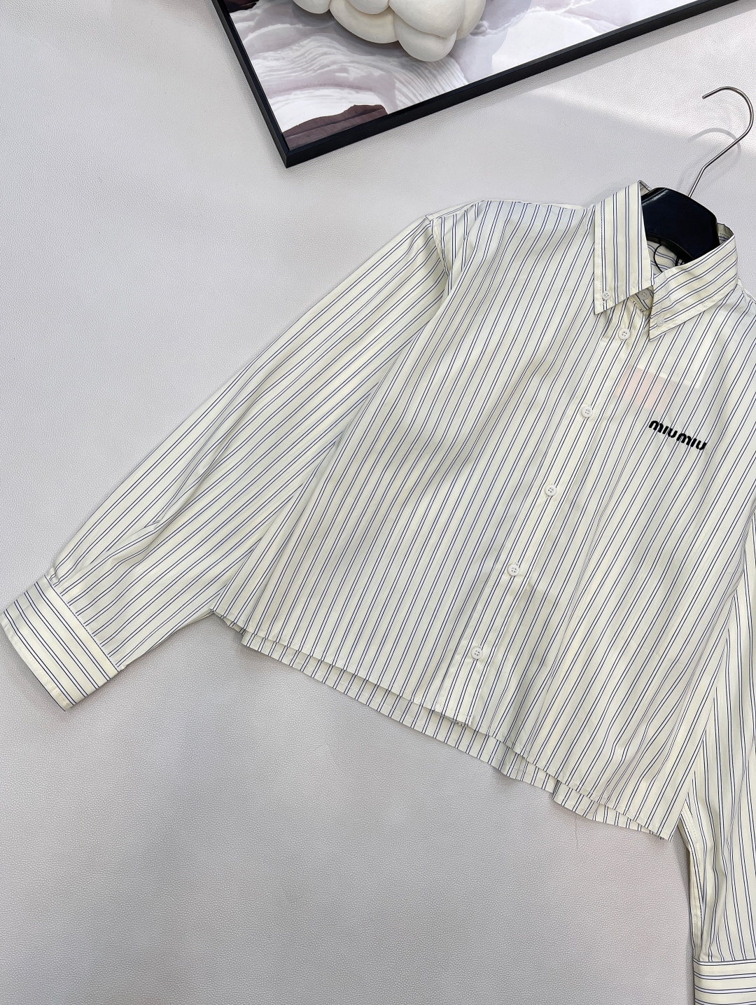 🆕Miumiu25Fw秋冬新款 条纹徽标短款长袖衬衫丨⚠独家yb开发！高版出品！100%纯棉面料挺括又透