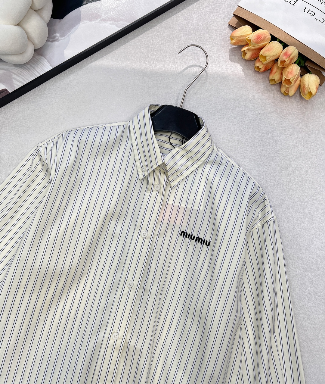🆕Miumiu25Fw秋冬新款 条纹徽标短款长袖衬衫丨⚠独家yb开发！高版出品！100%纯棉面料挺括又透