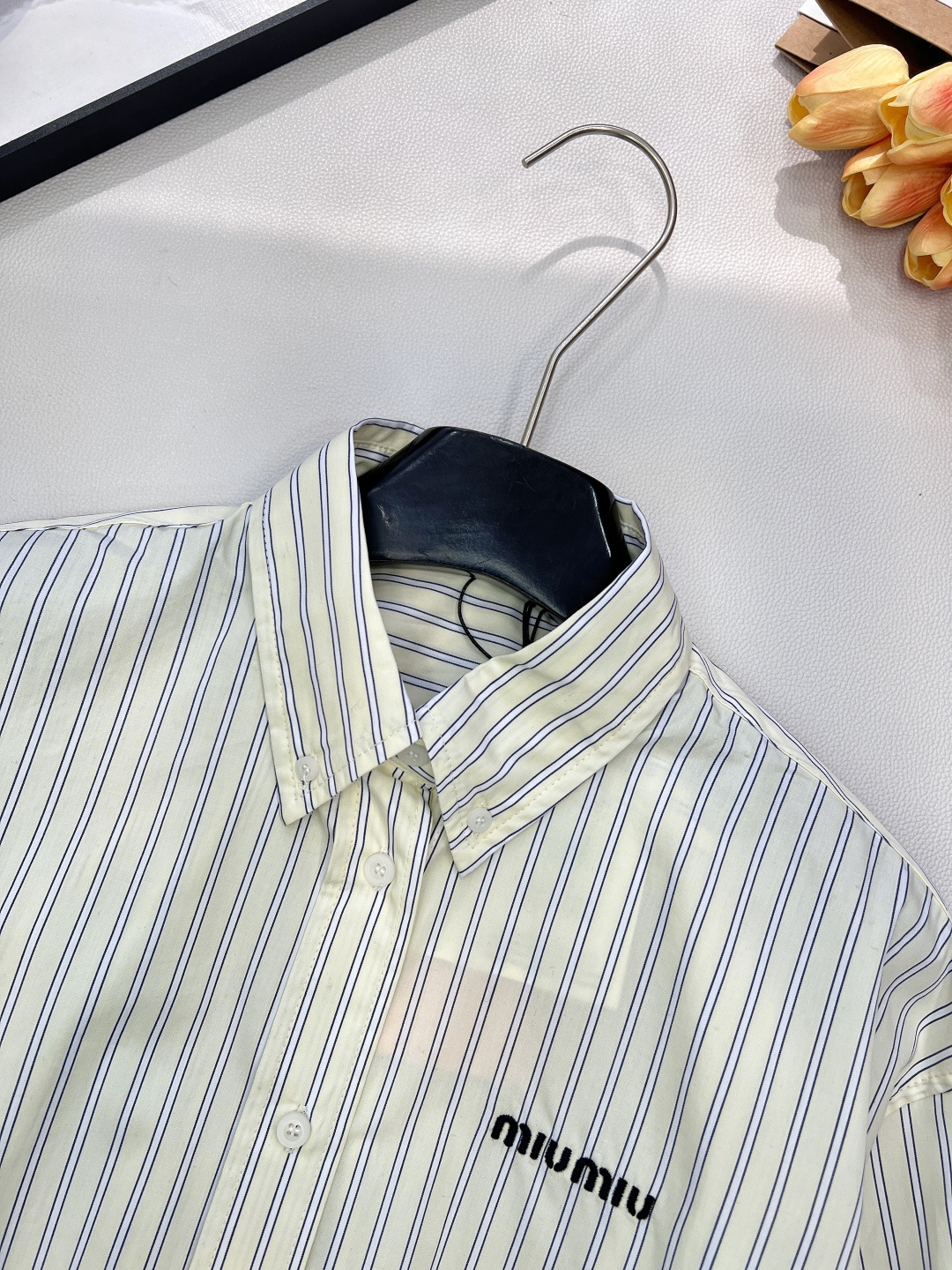🆕Miumiu25Fw秋冬新款 条纹徽标短款长袖衬衫丨⚠独家yb开发！高版出品！100%纯棉面料挺括又透
