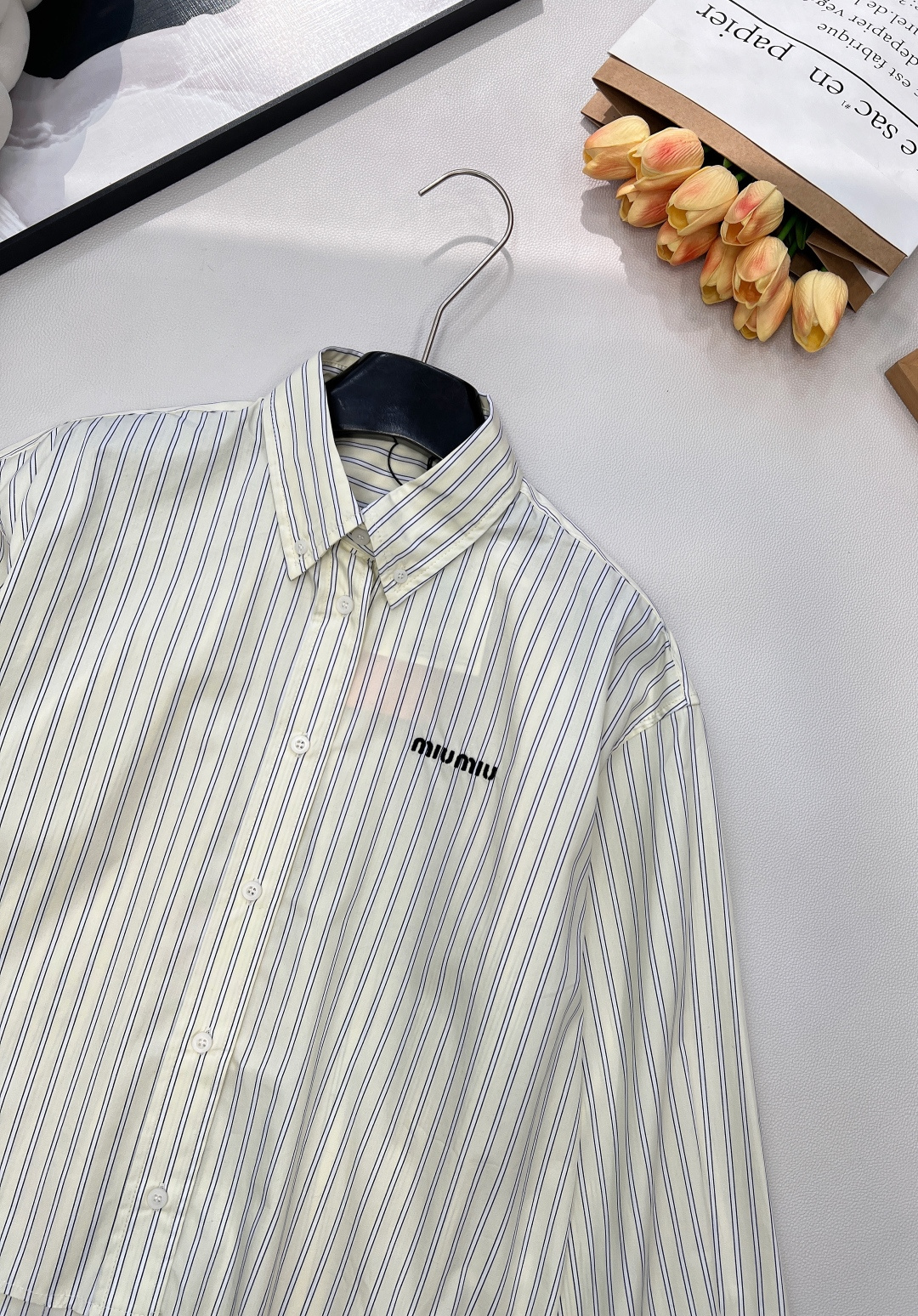 🆕Miumiu25Fw秋冬新款 条纹徽标短款长袖衬衫丨⚠独家yb开发！高版出品！100%纯棉面料挺括又透