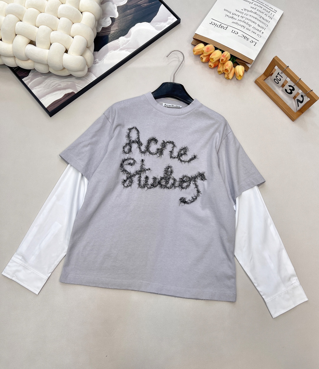 NO:611439,Acne  studios2025 new fake two-piece contrasting color cotton long-sleeved custom YB twill cotton material, breathable and comfortable, full of texture, fake two-piece long-sleeved T-shirts are layered and cut to highlight the brand style. Made of heavyweight pure cotton, slightly stretchy, making it look slim and fashionable.  Color contrast is arranged inside and outside the body, showing a fashionable sense of superimposed long and short sleeves. The letter logo on the chest is crocheted and embroidered with black silver yarn, which is very eye-catching and creates a personalized style. It is fashionable and age-reducing, and looks great when worn alone or inside. Customized surface accessories, complete with three standards, large quantities  Size sml code A,,acne studios,dior,T-shirt,tees,t-shirt,alexander wang19860909Acne studios2025新款假两件撞色全棉长袖定制YB斜纹全棉材质,透气舒适,质感十足,假两件T恤长袖叠穿裁剪,凸显品牌格调,采用克重纯棉制成,略带有弹力,穿搭显瘦时尚,大身里外利用颜色对比排列,呈现出长短袖叠加的时尚感,胸口字母徽标以黑色银丝纱线钩织刺绣完成,十足亮眼,打造个性风格,时髦减龄,单穿内搭都出彩.定制面辅料,三标齐全,大货出 尺码sml 编码A,,acne studios,dior,T-shirt,tees，t-shirt,alexander wang,Women's clothing