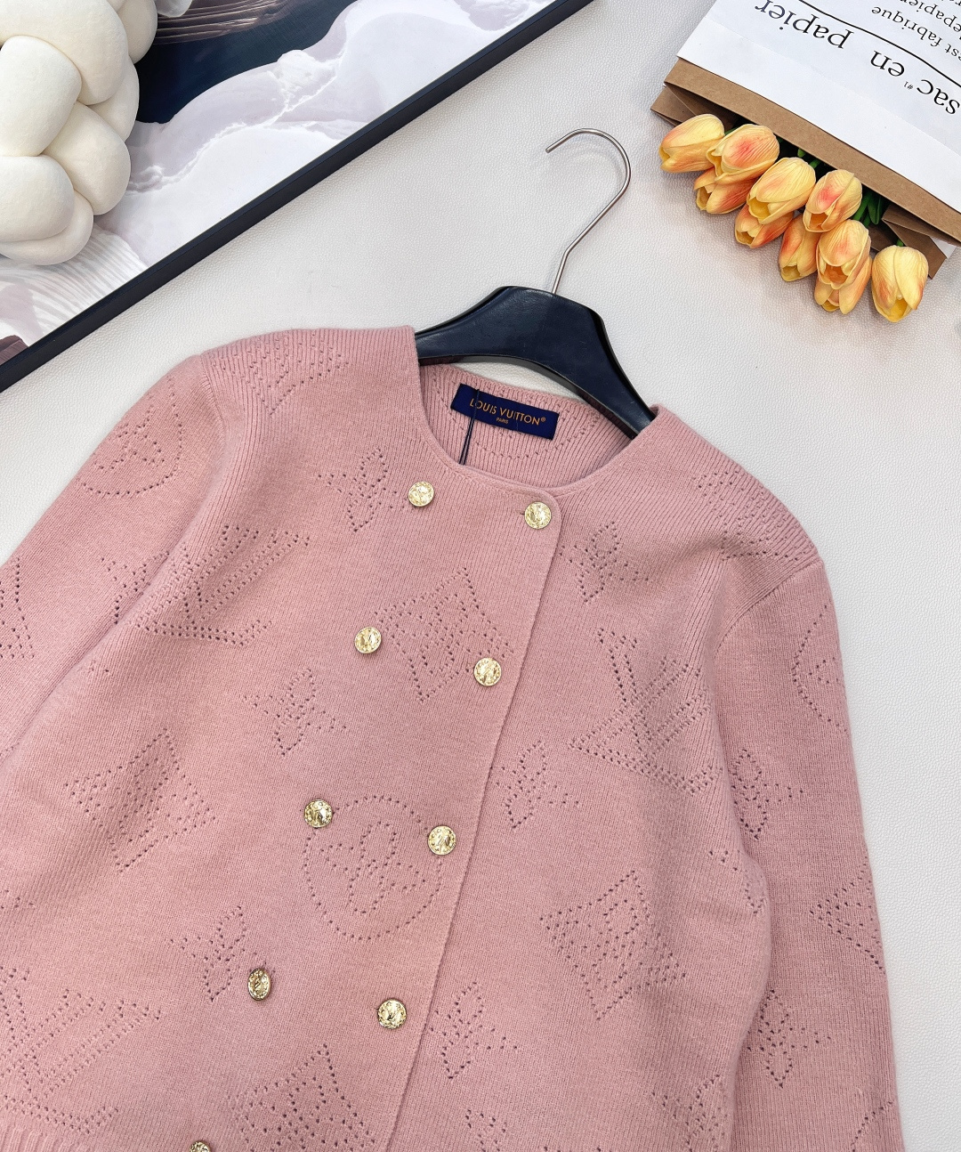 🆕LOUIS VUITTON2025秋冬女士针织开衫，老花织就的优雅暖调，挑孔设计演绎别致风情，经典老花