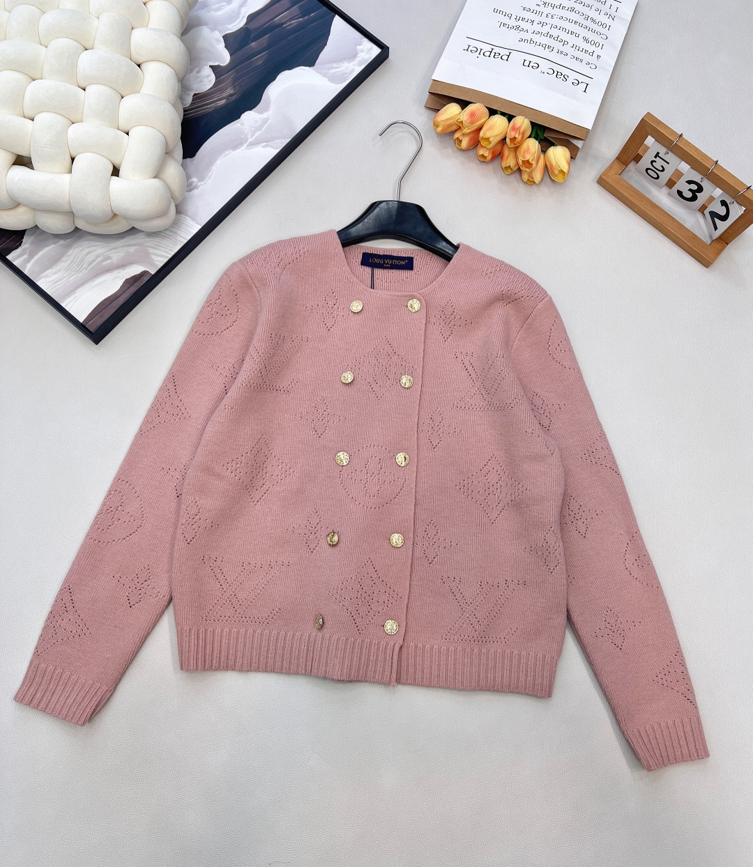 NO:611435,LOUIS VUITTON 2025 Autumn and Winter Women's Knitted Cardigan, the elegant and warm tones of presbyopia are woven, and the perforation design interprets a unique style. The classic presbyopia is quietly woven with perforation technology. Every hollow is like an artistic brushstroke, hiding the brand gene in the details. From a distance, you can see the gentleness of soft nude pink, and when you look up close, you can see the exquisite texture of presbyopia, which gives a concrete expression of 'low-key luxury'.  The double-breasted gold buttons are the finishing touch. The retro style and modern aura collide. The light buttons store French elegance and urban sophistication at the same time. The soft and waxy knitted touch builds a warm barrier for you in autumn and winter. The round neck design is suitable for various inner wear. Whether it is the intellectuality of layering a shirt or the simplicity of wearing it alone, it can be easily held, allowing you to stand out with your elegance in various scenarios such as commuting and dating.  This is not only a cardigan, but also a fashion key to show your taste in autumn and winter. Wear it and let LV's classics dance with your style. In the cool season, it becomes a luxurious and elegant scenery. Three standards are complete, large quantities are shipped. Size sml code, louis vuitton, louis vuitton, shirts, alexander wang19860909LOUIS VUITTON2025秋冬女士针织开衫,老花织就的优雅暖调,挑孔设计演绎别致风情,经典老花以挑孔工艺悄然织就,每一处镂空都似艺术笔触,将品牌基因藏于细节,远观是柔和裸粉的温婉,近赏是老花纹理的精致,让“低调奢华”有了具象表达. 双排金扣是点睛之笔,复古格调与摩登气场碰撞,轻扣间,将法式优雅与都市干练一并收纳.软糯针织触感,在秋冬为你筑起温暖屏障,圆领设计适配各种内搭,无论是衬衫叠穿的知性,还是单穿的简约,都能轻松hold住,让你在通勤、约会等多种场景里,都以优雅气质脱颖而出. 这不仅是一件开衫,更是秋冬时节彰显品味的时尚密钥,穿上它,让LV的经典与你的风格共舞,在微凉季节里,美成一道奢雅风景.三标齐全,大货出 尺码sml 编码,,louis vuitton,louis vuitton,shirts,alexander wang,Women's clothing