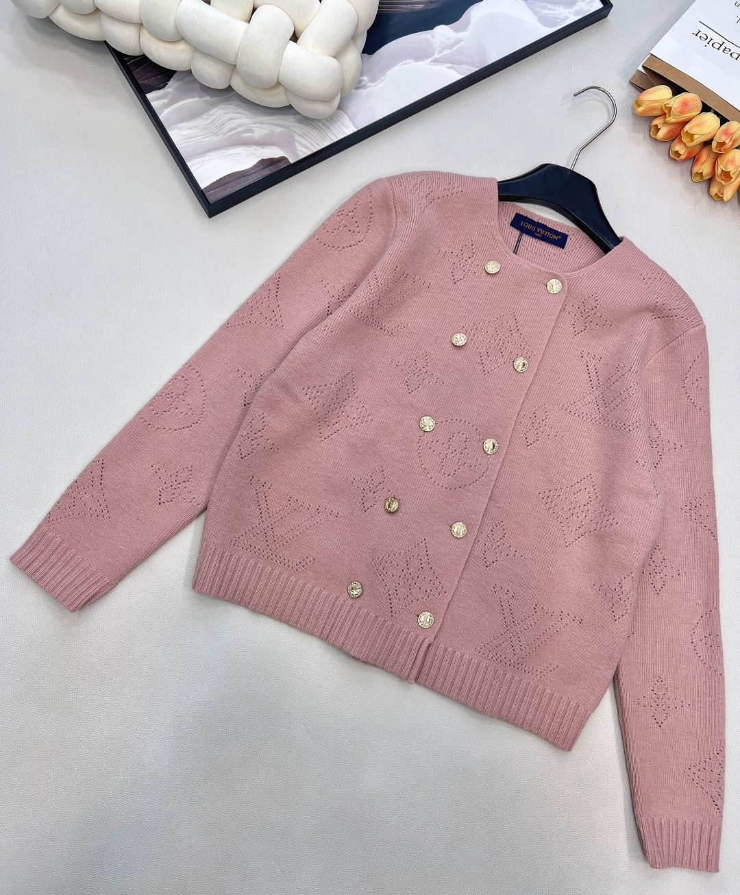 🆕LOUIS VUITTON2025秋冬女士针织开衫，老花织就的优雅暖调，挑孔设计演绎别致风情，经典老花