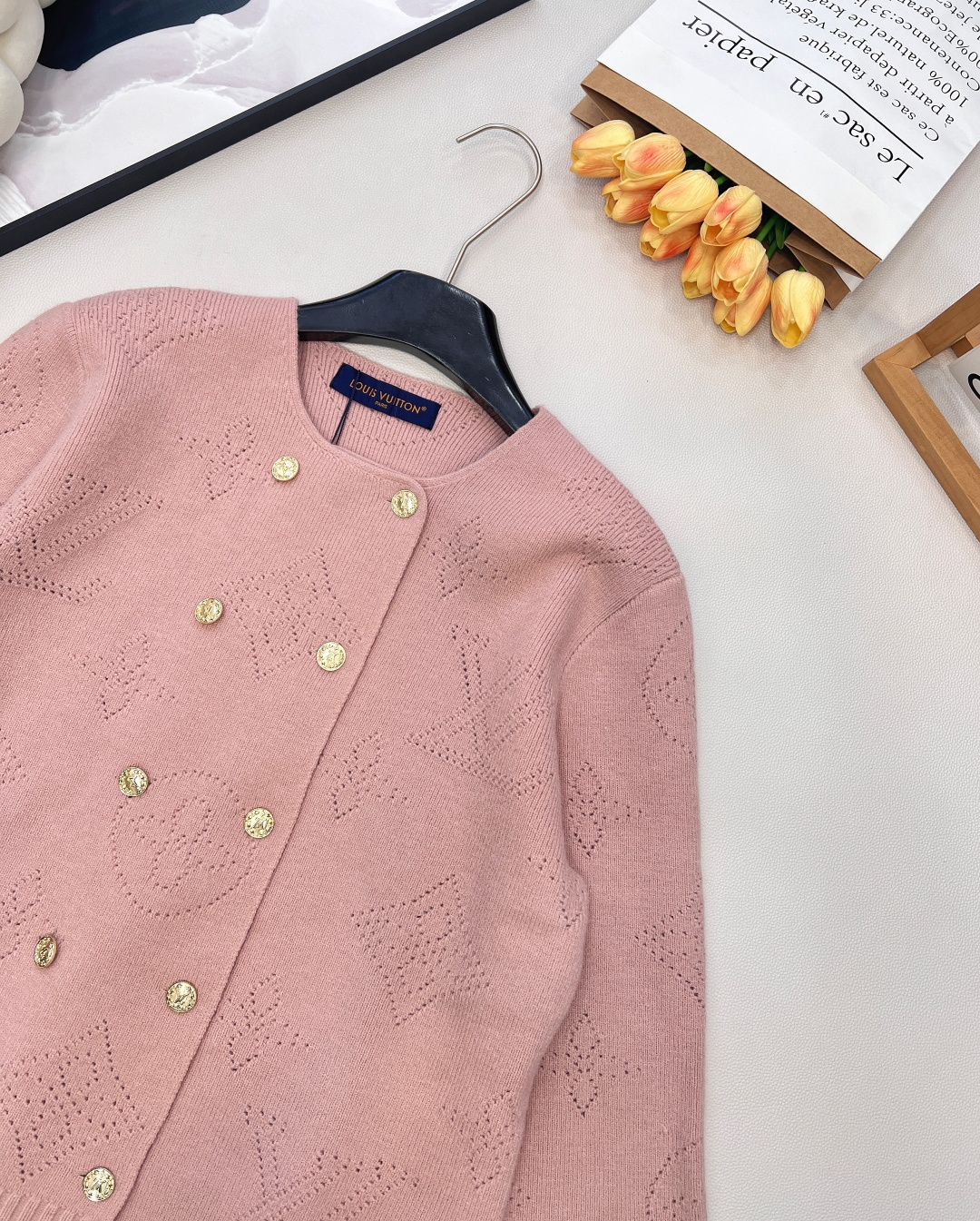 🆕LOUIS VUITTON2025秋冬女士针织开衫，老花织就的优雅暖调，挑孔设计演绎别致风情，经典老花