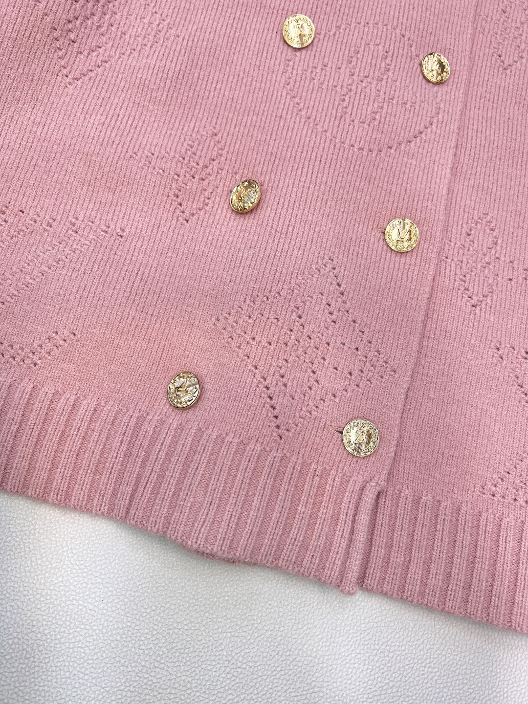 🆕LOUIS VUITTON2025秋冬女士针织开衫，老花织就的优雅暖调，挑孔设计演绎别致风情，经典老花