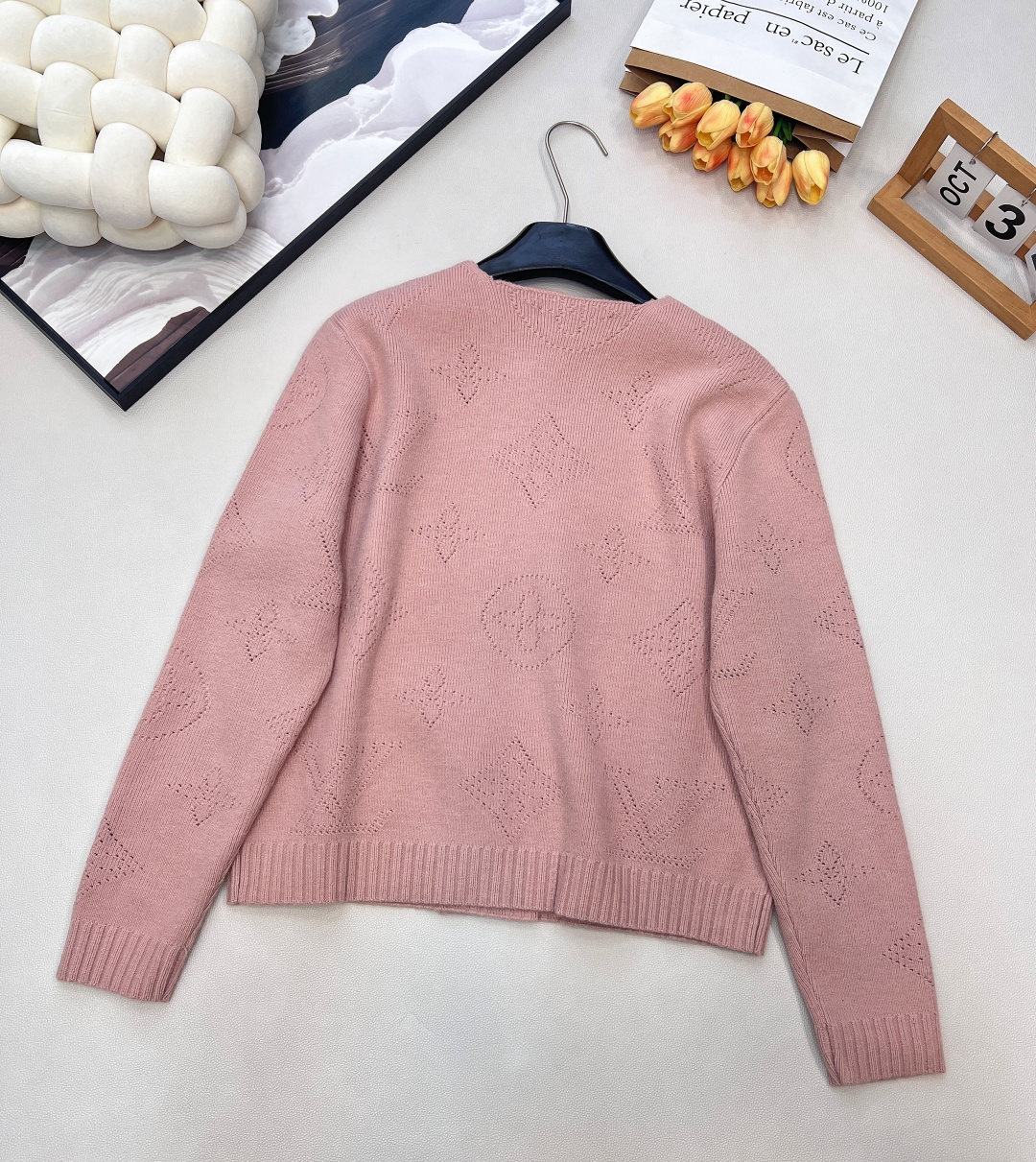 🆕LOUIS VUITTON2025秋冬女士针织开衫，老花织就的优雅暖调，挑孔设计演绎别致风情，经典老花