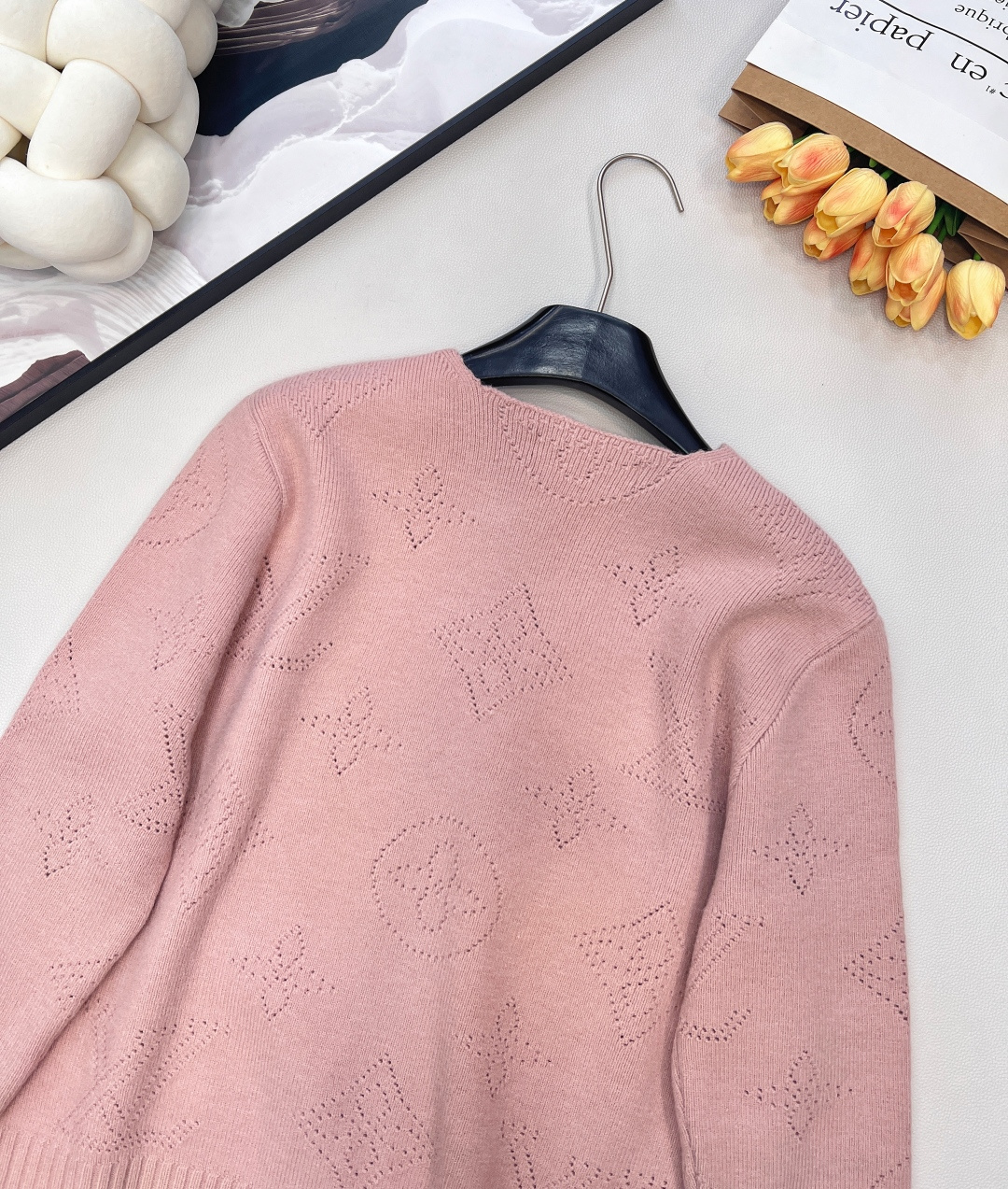 🆕LOUIS VUITTON2025秋冬女士针织开衫，老花织就的优雅暖调，挑孔设计演绎别致风情，经典老花