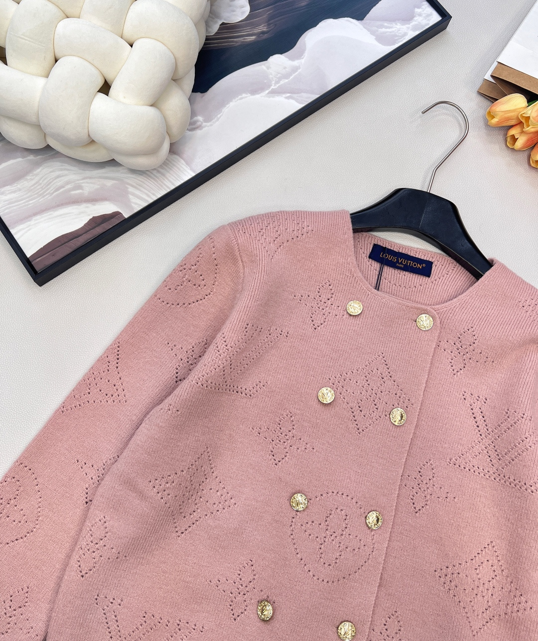 🆕LOUIS VUITTON2025秋冬女士针织开衫，老花织就的优雅暖调，挑孔设计演绎别致风情，经典老花