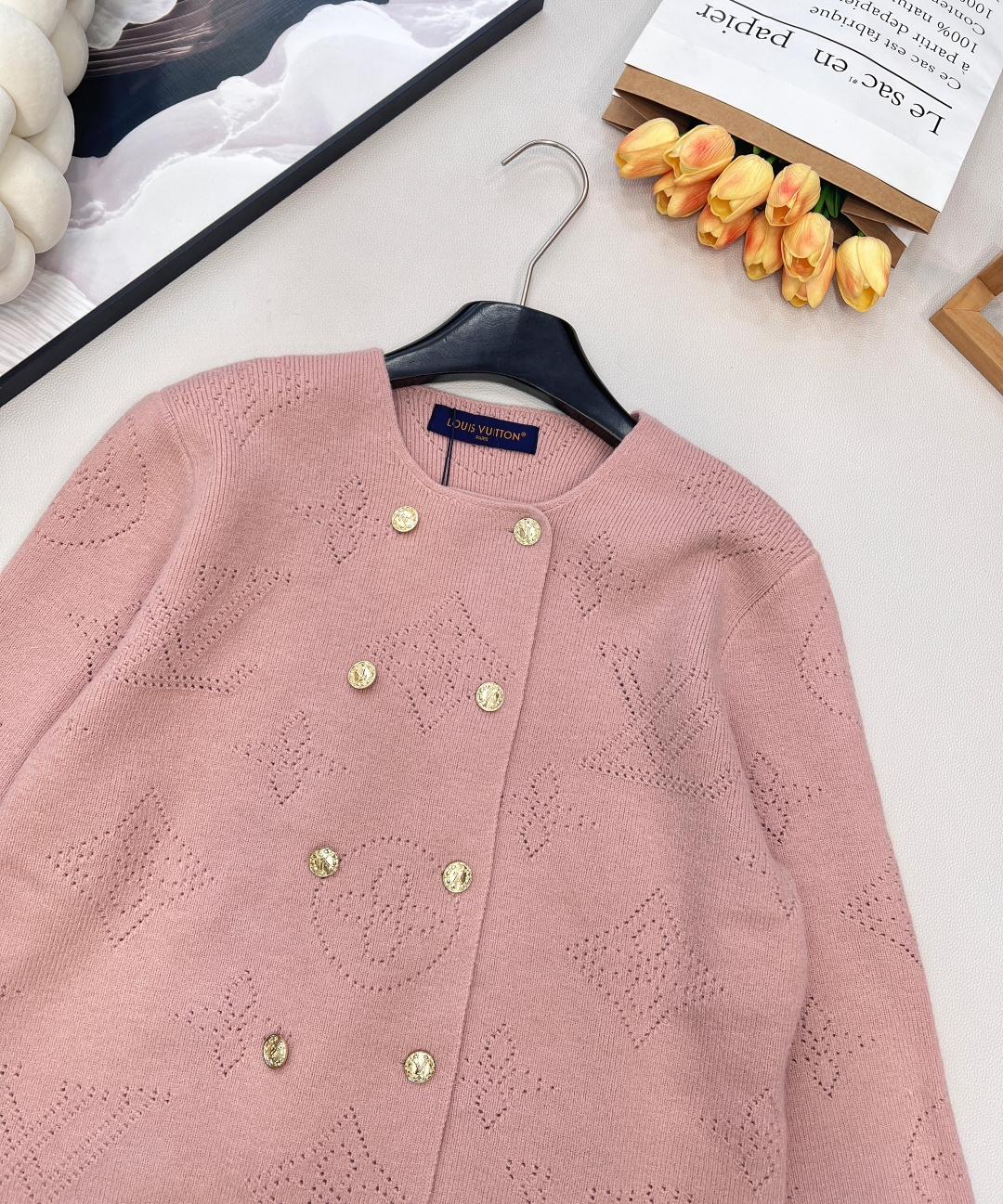🆕LOUIS VUITTON2025秋冬女士针织开衫，老花织就的优雅暖调，挑孔设计演绎别致风情，经典老花