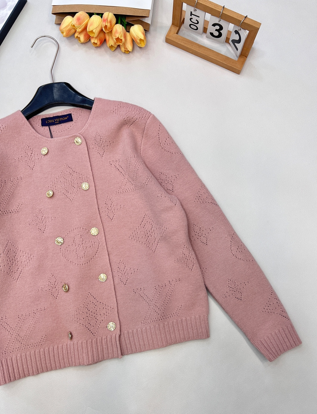 🆕LOUIS VUITTON2025秋冬女士针织开衫，老花织就的优雅暖调，挑孔设计演绎别致风情，经典老花