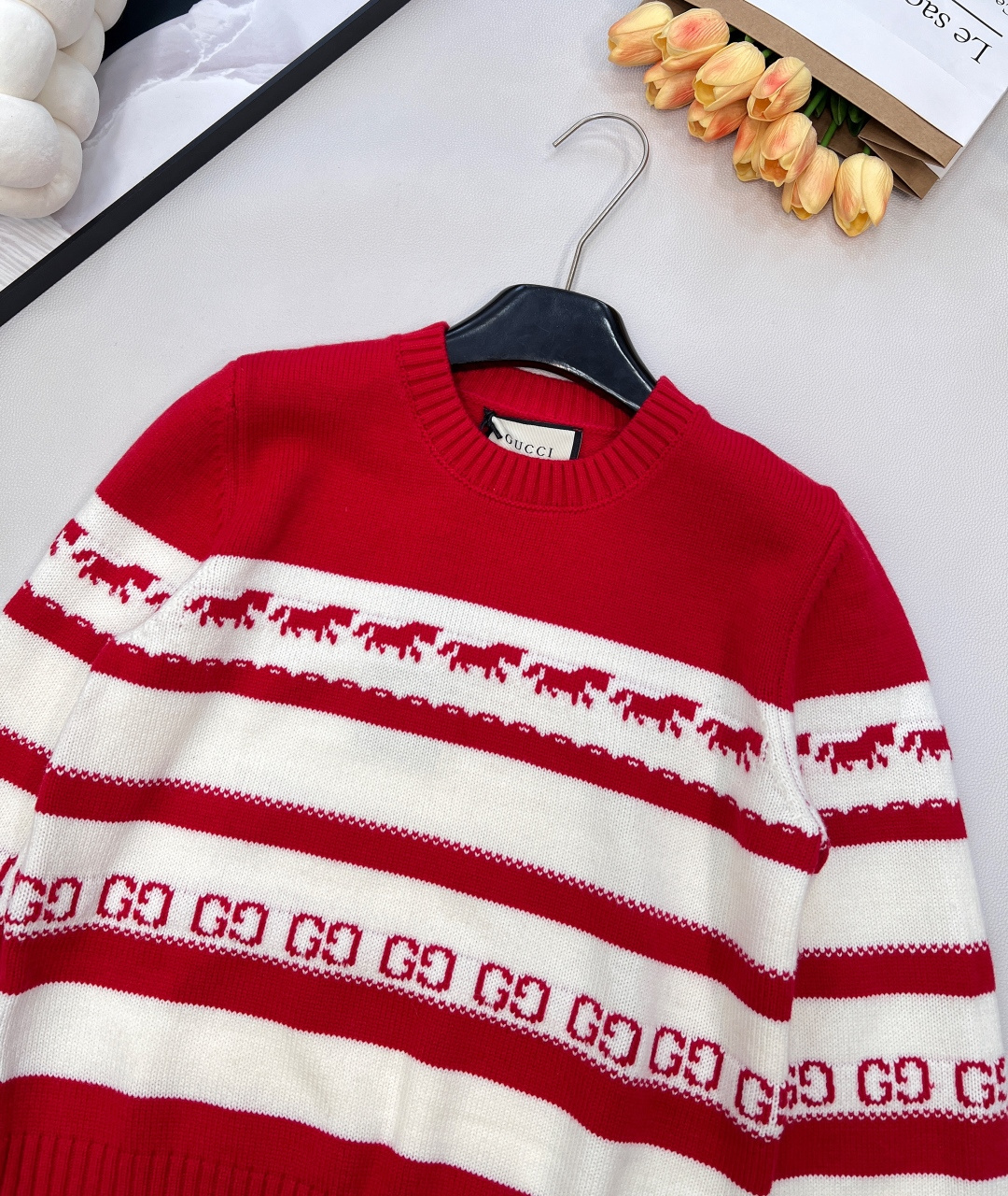 🆕GUCCI2025新款针织圆领长袖，满幅小马提花与双G暗纹的巧妙融合，将趣味与辨识度拉满。细密针织纹理