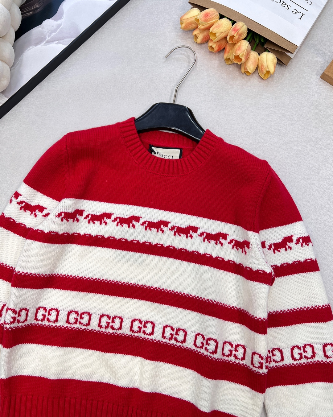 🆕GUCCI2025新款针织圆领长袖，满幅小马提花与双G暗纹的巧妙融合，将趣味与辨识度拉满。细密针织纹理