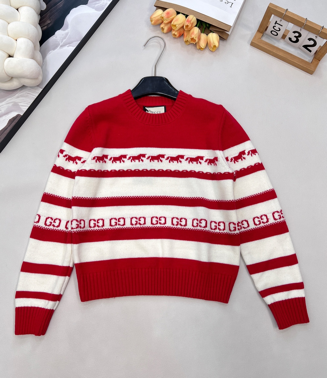 NO:621659,GUCCI2025 new knitted round neck long sleeves, the clever fusion of all-over pony jacquard and double G dark pattern, full of interest and recognition. Fine knitted texture, soft and waxy next to the skin, more drapey, every touch is a luxury of texture. Navy + white color matching,  It is a classic retro tone accumulated by time. The pony jacquard all over is smart and playful, and the double G dark pattern is low-key to highlight the brand recognition. It is easy to control the retro style. Whether it is paired with denim denim or a plaid skirt, it can create a lazy and high-end retro atmosphere.  The red + white color scheme is a vivid expression of vitality. The pony jacquard jumps between red and white contrasting colors, and the double G dark pattern hides the design ingenuity. It instantly grabs the visual focus and injects a bright color into autumn and winter outfits. Whether it is paired with black leather pants to create a cool style, or paired with a skirt of the same color to create a sweet and spicy look, it can make you stand out from the crowd.  Two colors, two styles, but also full of fashion attitude. Gucci's knitted round neck long sleeves, with exquisite craftsmanship and creative design, will help you find your own dressing rhythm between retro and fresh. This autumn and winter, it will be fun and recognizable, and become a fashion ace in your wardrobe. Complete with three labels, large quantities available. Size sml code,,gucci,gucci,skirts,alexander wang19860909GUCCI2025新款针织圆领长袖,满幅小马提花与双G暗纹的巧妙融合,将趣味与辨识度拉满.细密针织纹理,贴肤软糯更具垂感,每一次触碰都是质感的奢享.藏青+白配色,是时光沉淀下的经典复古腔调,满幅小马提花灵动俏皮,双G暗纹低调彰显品牌辨识度,轻松驾驭复古风穿搭,无论是搭配牛仔单宁还是格纹半裙,都能演绎出慵懒高级的复古氛围感. 红+白配色,是活力迸发的鲜活表达,小马提花在红白撞色间跃动,双G暗纹暗藏设计巧思,瞬间抓住视觉焦点,为秋冬穿搭注入一抹亮色,不管是搭配黑色皮裤打造酷飒风格,还是与同色系半裙营造甜辣感,都能让你在人群中脱颖而出. 两款配色,两种风格,却同样拥有满格的时尚态度,古驰这款针织圆领长袖,以精湛工艺与创意设计,带你在复古与鲜活之间,找到属于自己的穿搭节奏,这个秋冬,让趣味与辨识度并存的它,成为你衣橱里的时尚王牌.三标齐全,大货出 尺码sml 编码,,gucci,gucci,skirts,alexander wang,Women's clothing