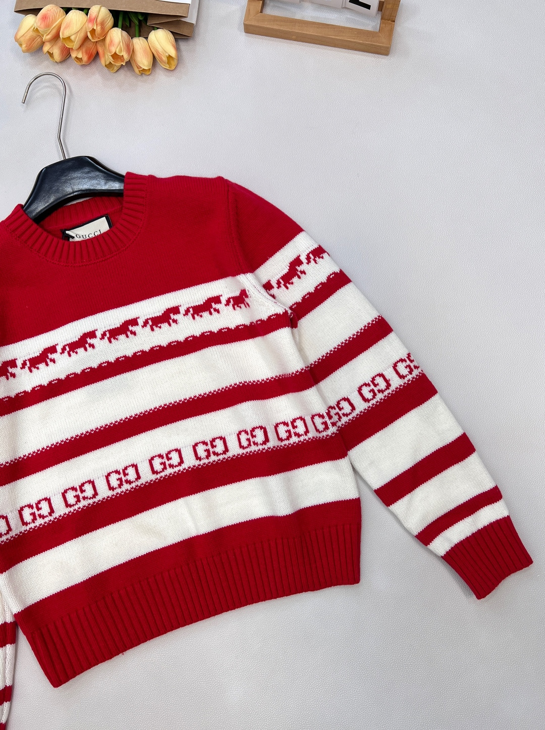 🆕GUCCI2025新款针织圆领长袖，满幅小马提花与双G暗纹的巧妙融合，将趣味与辨识度拉满。细密针织纹理