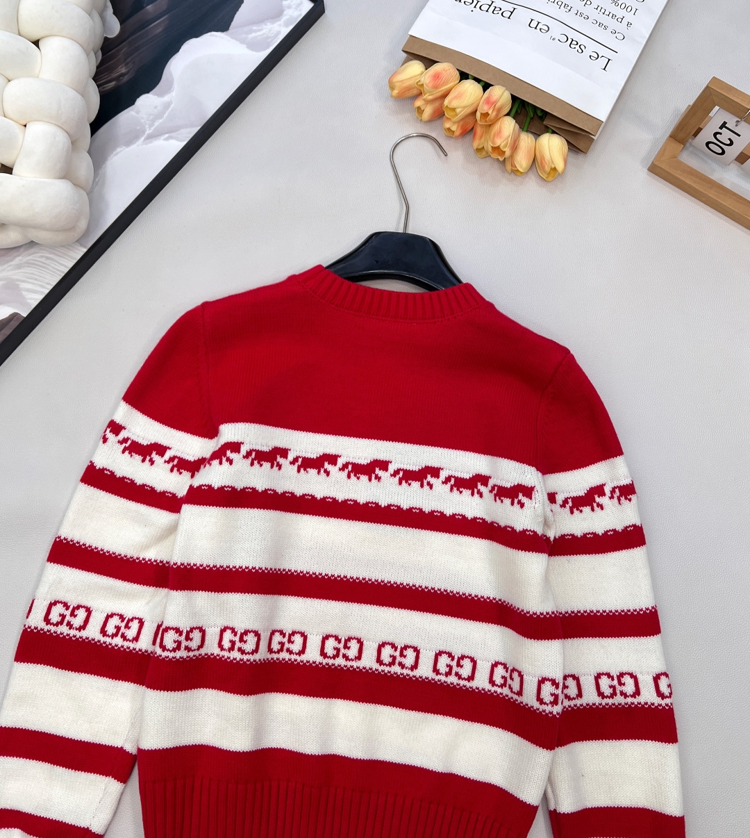 🆕GUCCI2025新款针织圆领长袖，满幅小马提花与双G暗纹的巧妙融合，将趣味与辨识度拉满。细密针织纹理