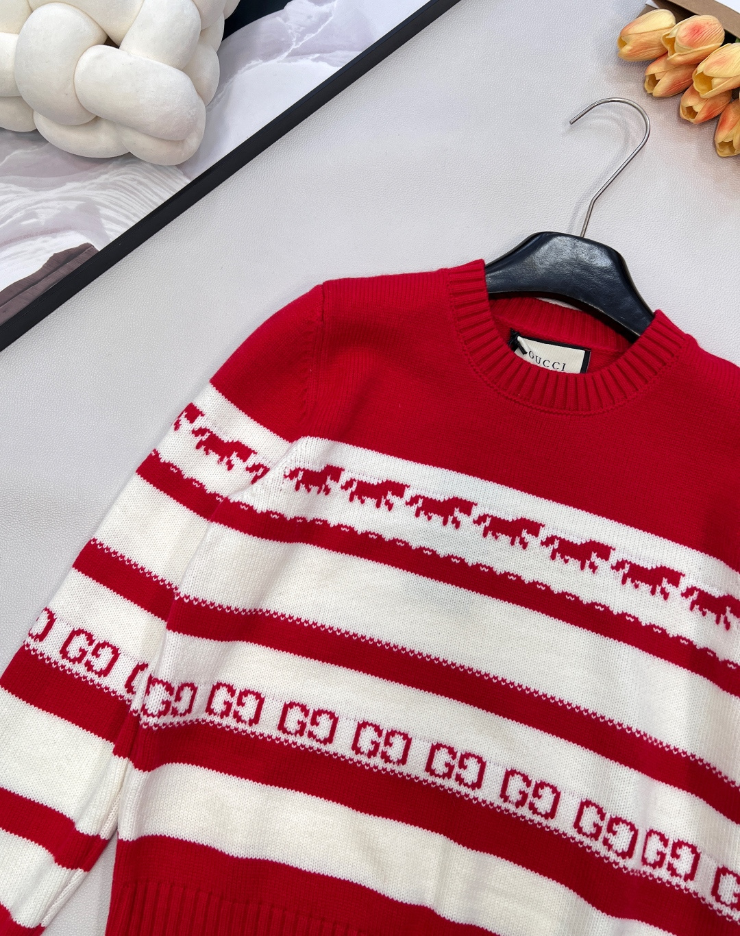 🆕GUCCI2025新款针织圆领长袖，满幅小马提花与双G暗纹的巧妙融合，将趣味与辨识度拉满。细密针织纹理