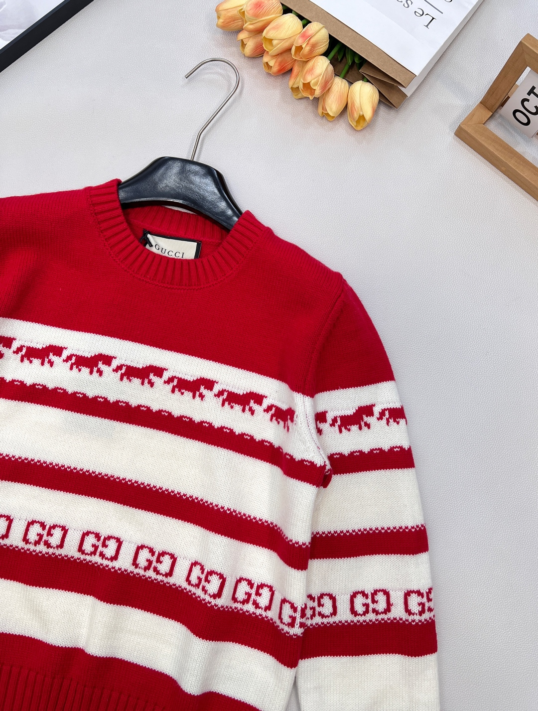 🆕GUCCI2025新款针织圆领长袖，满幅小马提花与双G暗纹的巧妙融合，将趣味与辨识度拉满。细密针织纹理