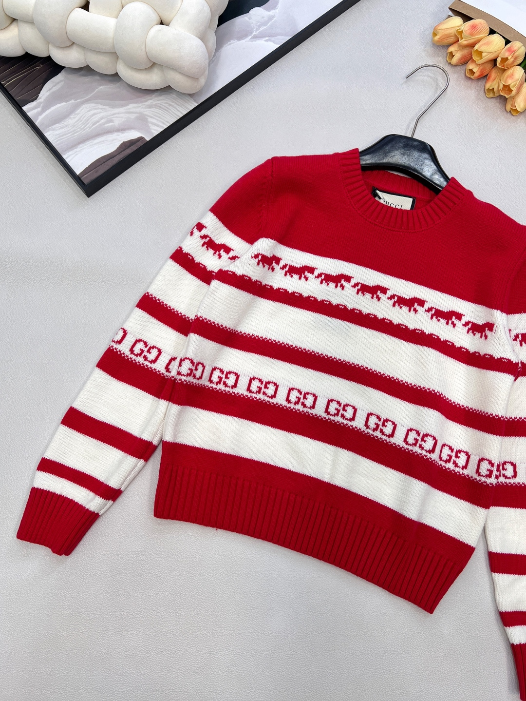 🆕GUCCI2025新款针织圆领长袖，满幅小马提花与双G暗纹的巧妙融合，将趣味与辨识度拉满。细密针织纹理