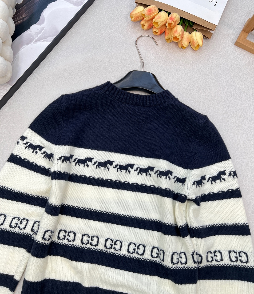 🆕GUCCI2025新款针织圆领长袖，满幅小马提花与双G暗纹的巧妙融合，将趣味与辨识度拉满。细密针织纹理