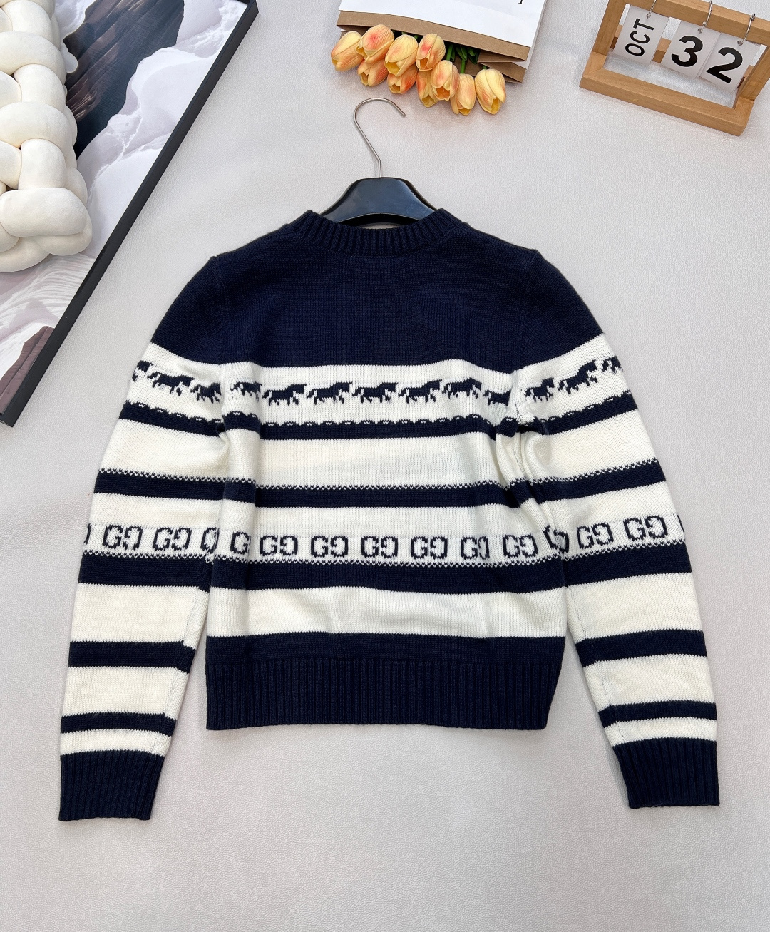 🆕GUCCI2025新款针织圆领长袖，满幅小马提花与双G暗纹的巧妙融合，将趣味与辨识度拉满。细密针织纹理