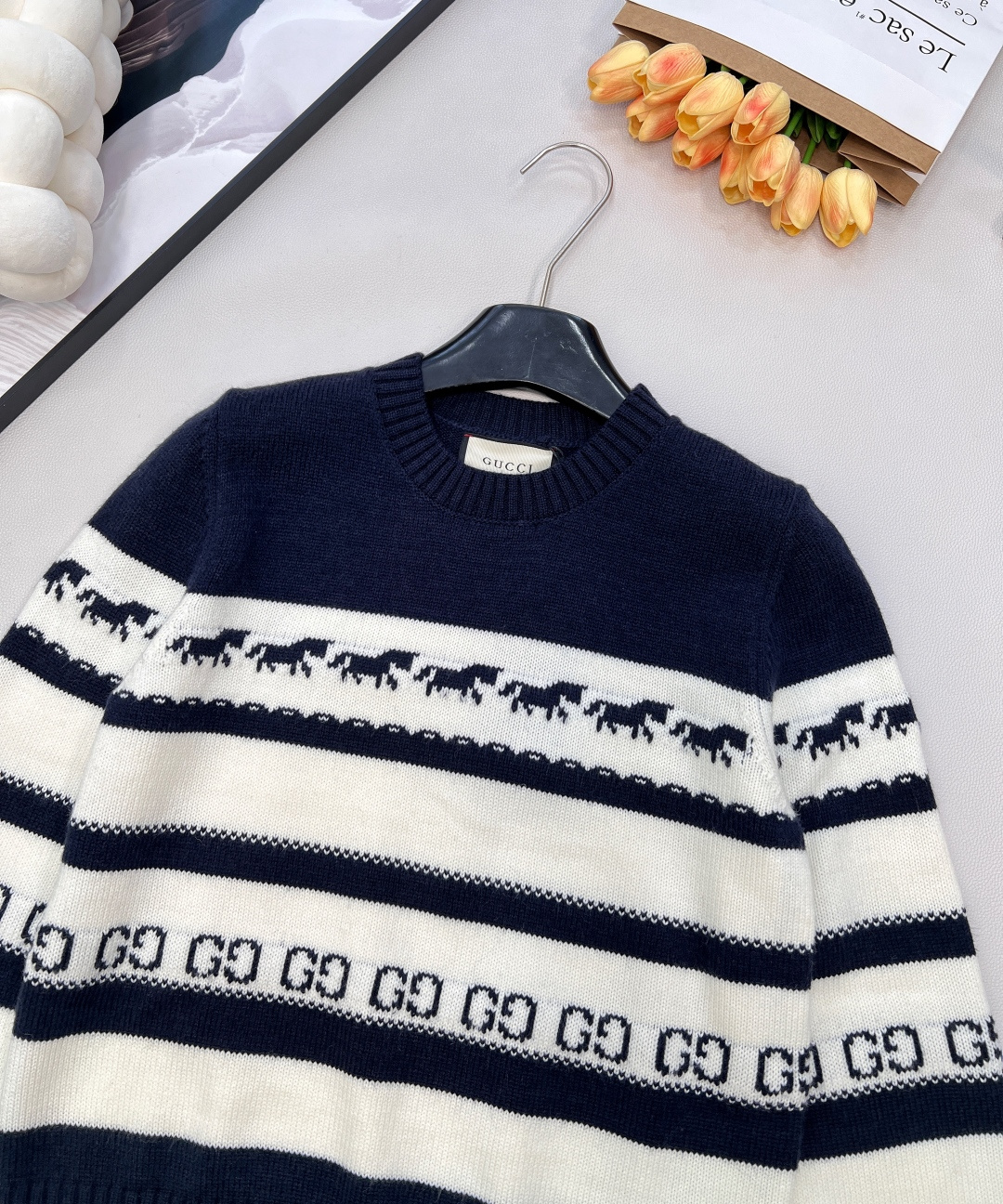 🆕GUCCI2025新款针织圆领长袖，满幅小马提花与双G暗纹的巧妙融合，将趣味与辨识度拉满。细密针织纹理
