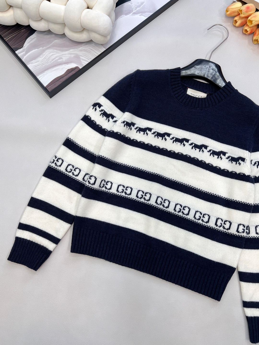 🆕GUCCI2025新款针织圆领长袖，满幅小马提花与双G暗纹的巧妙融合，将趣味与辨识度拉满。细密针织纹理