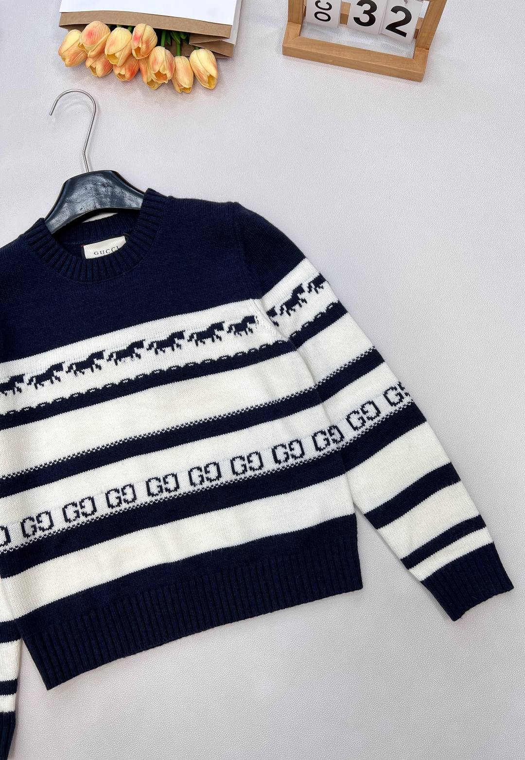 🆕GUCCI2025新款针织圆领长袖，满幅小马提花与双G暗纹的巧妙融合，将趣味与辨识度拉满。细密针织纹理