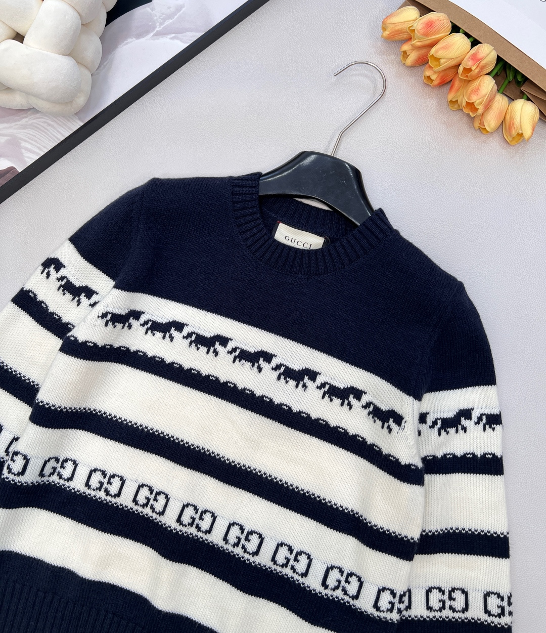 🆕GUCCI2025新款针织圆领长袖，满幅小马提花与双G暗纹的巧妙融合，将趣味与辨识度拉满。细密针织纹理