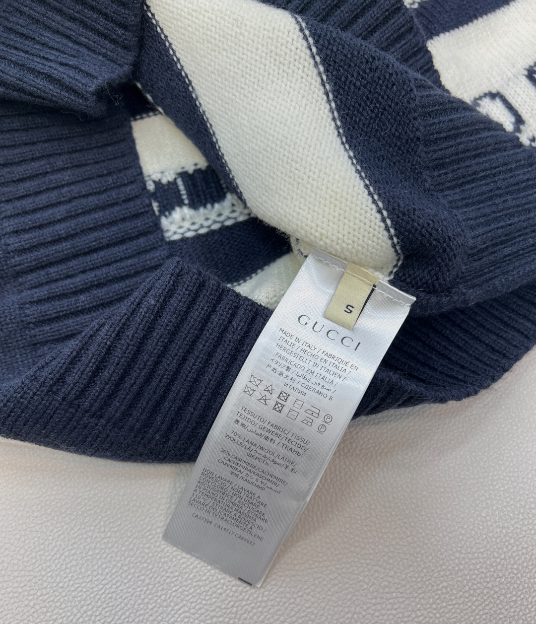 🆕GUCCI2025新款针织圆领长袖，满幅小马提花与双G暗纹的巧妙融合，将趣味与辨识度拉满。细密针织纹理