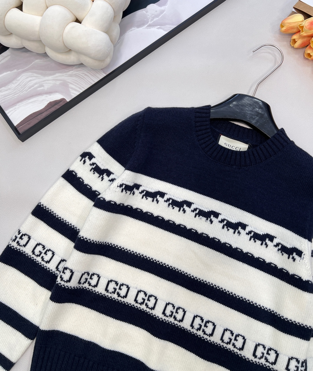 🆕GUCCI2025新款针织圆领长袖，满幅小马提花与双G暗纹的巧妙融合，将趣味与辨识度拉满。细密针织纹理