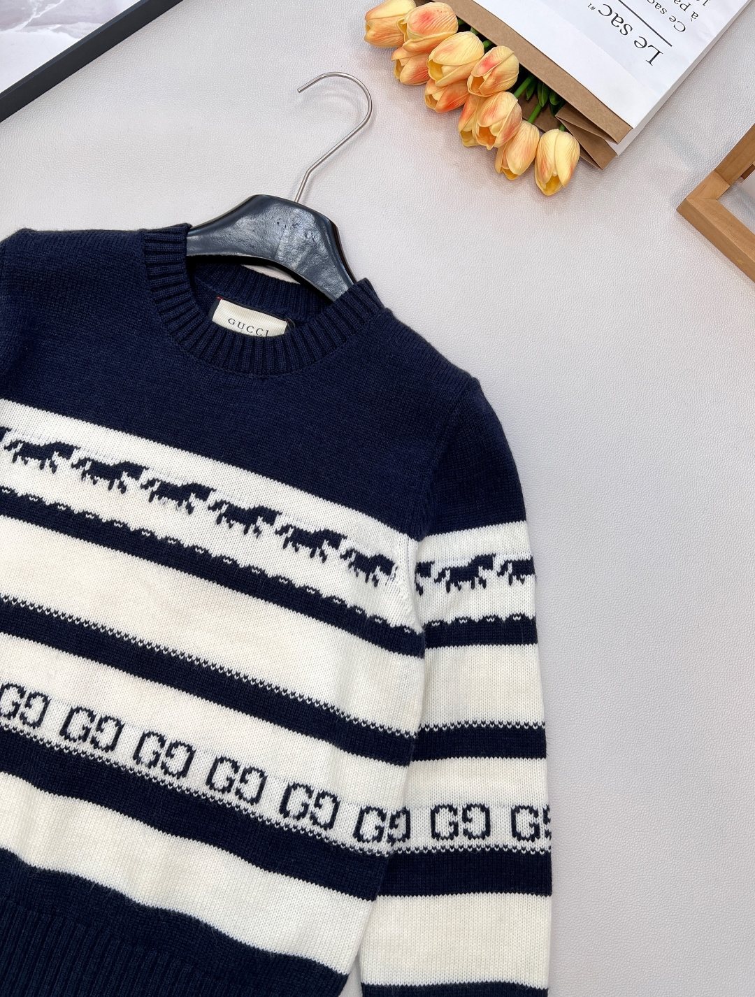 🆕GUCCI2025新款针织圆领长袖，满幅小马提花与双G暗纹的巧妙融合，将趣味与辨识度拉满。细密针织纹理