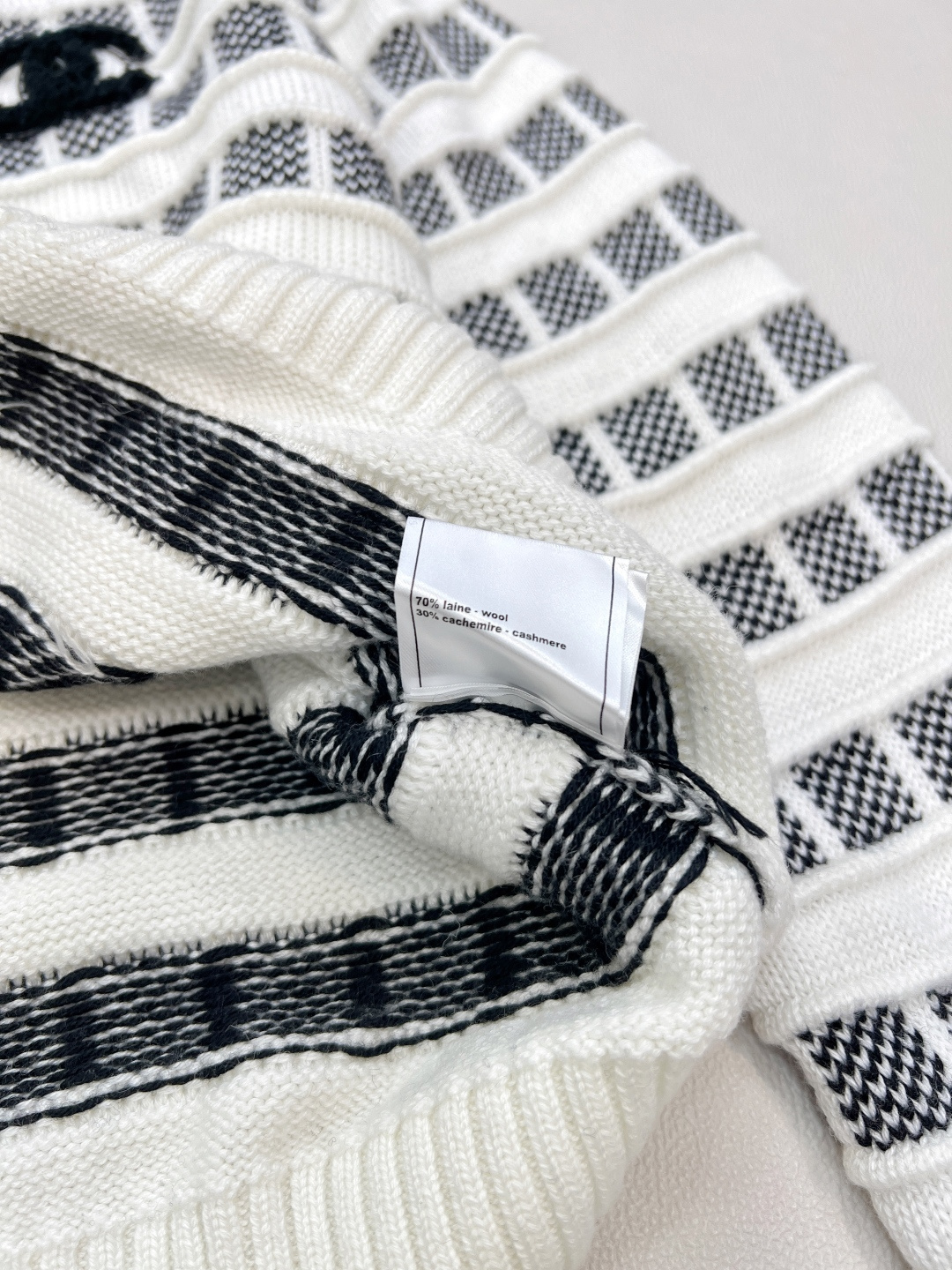 🆕CHANEL25新款针织圆领开衫，格纹双生，风格无界的精致主义当经典黑白邂逅甜嫩粉白，领口撞色抽绳设计